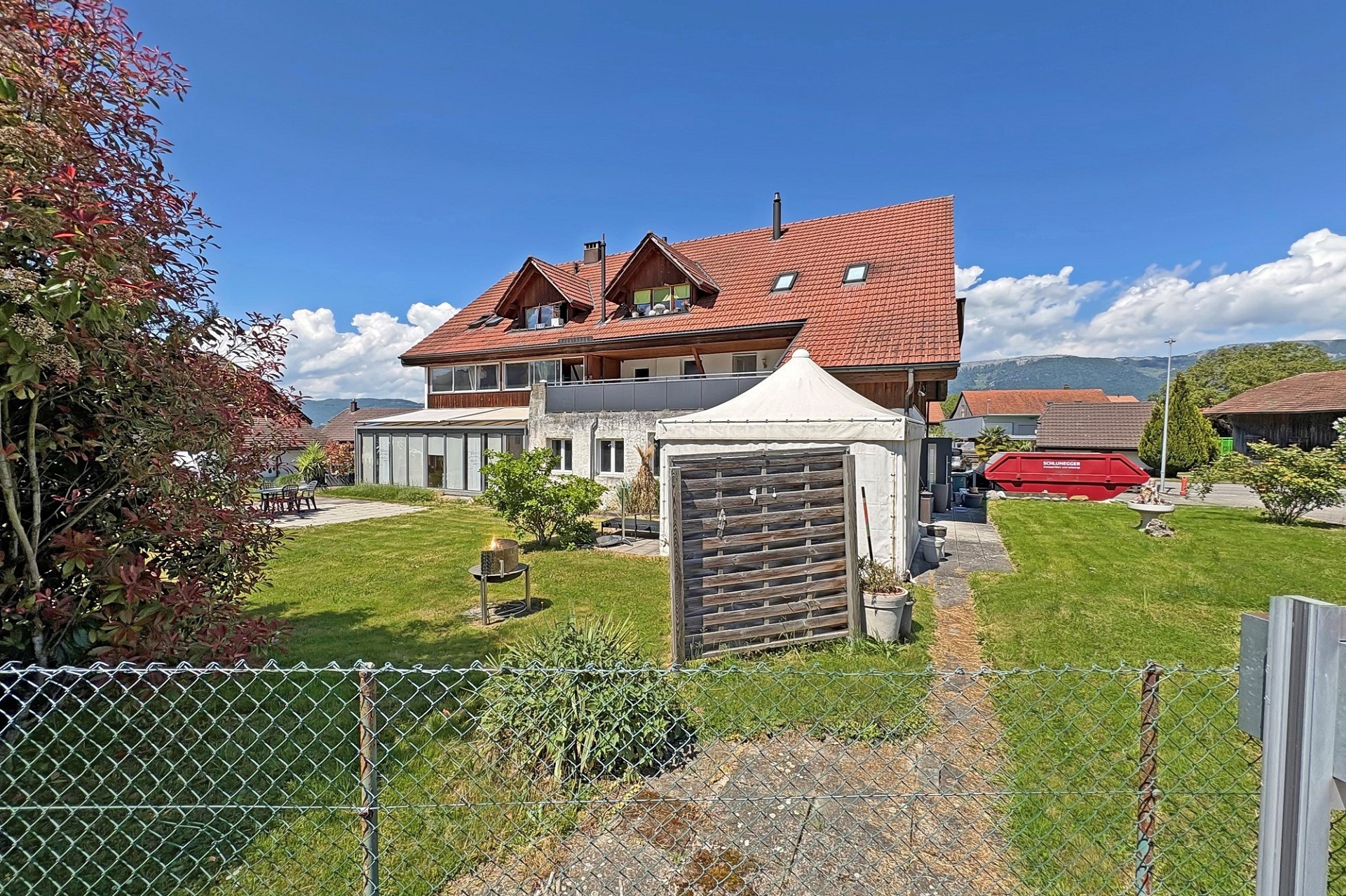 Großes Wohnhaus mit Garten