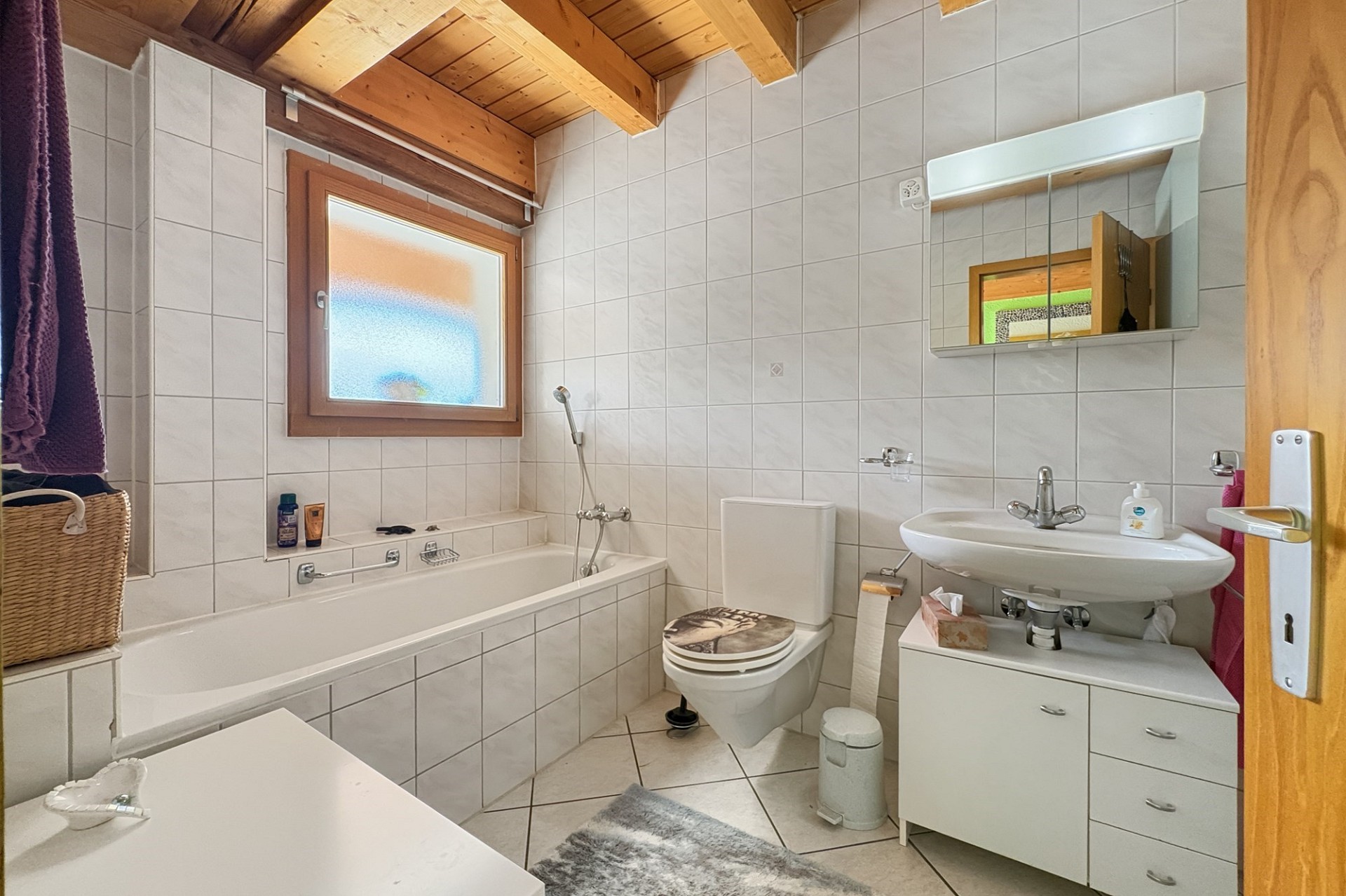 Badezimmer mit Badewanne und WC