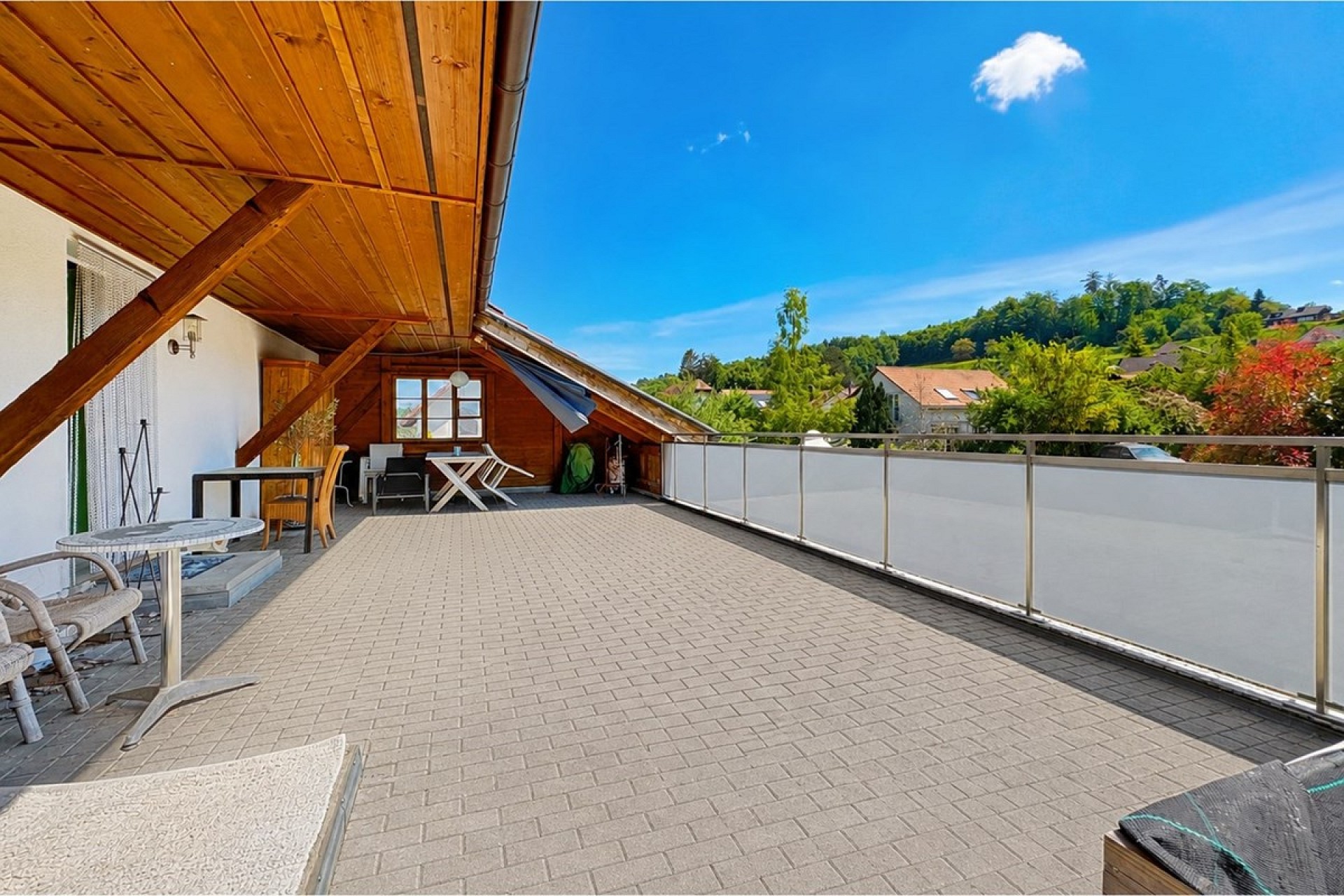 Große Dachterrasse mit Holzüberdachung und Panoramablick
