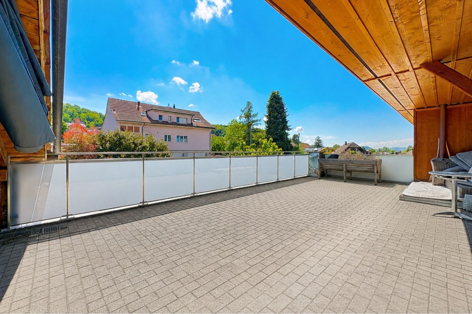 Große Dachterrasse mit Blick ins Grüne