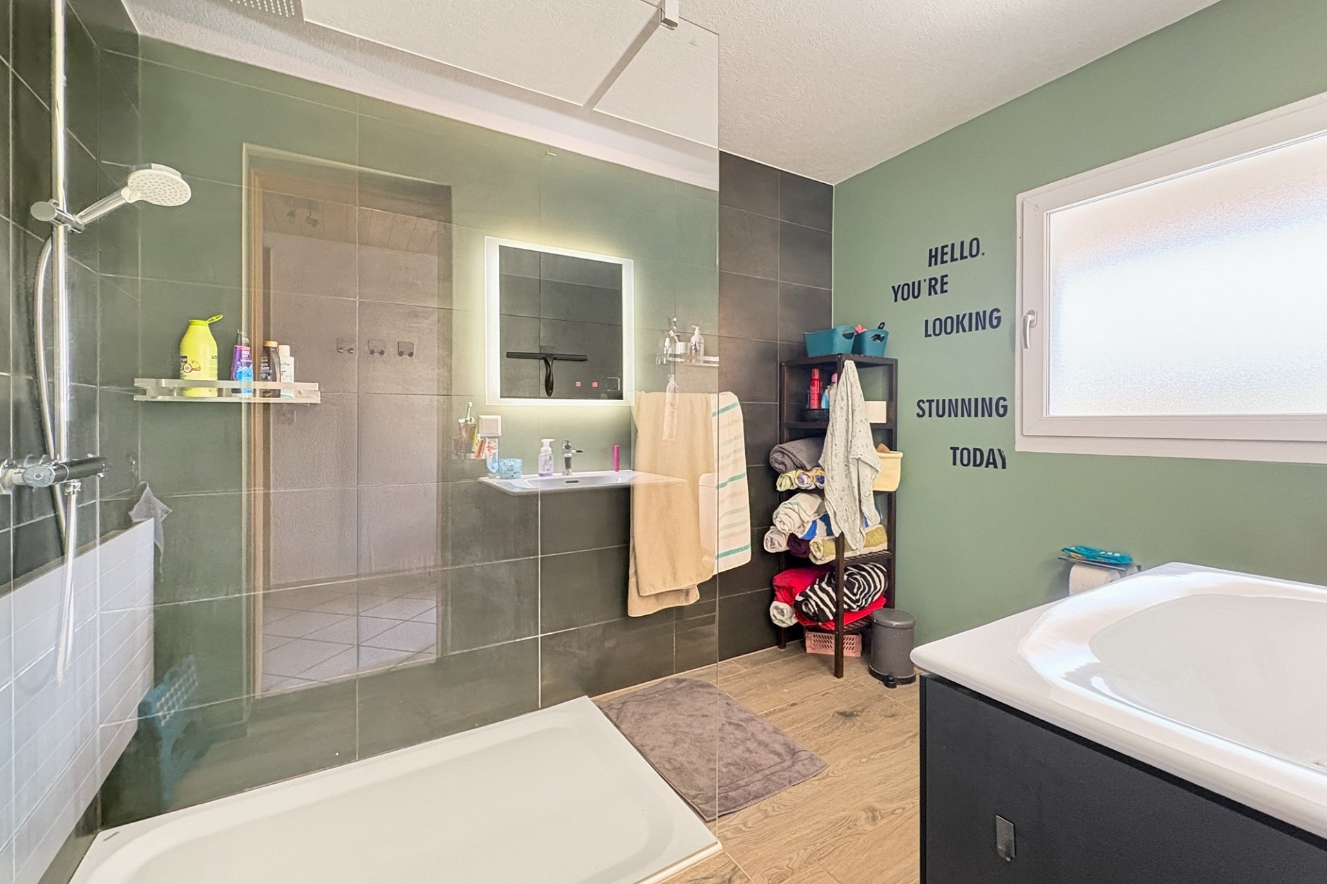 Modernes Badezimmer mit begehbarer Dusche und grün gestrichenen Wänden