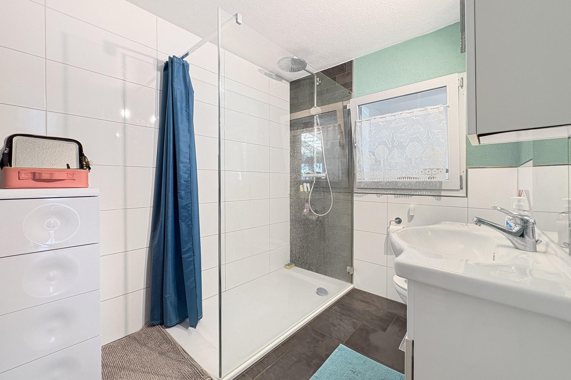 Modernes Badezimmer mit Duschbereich