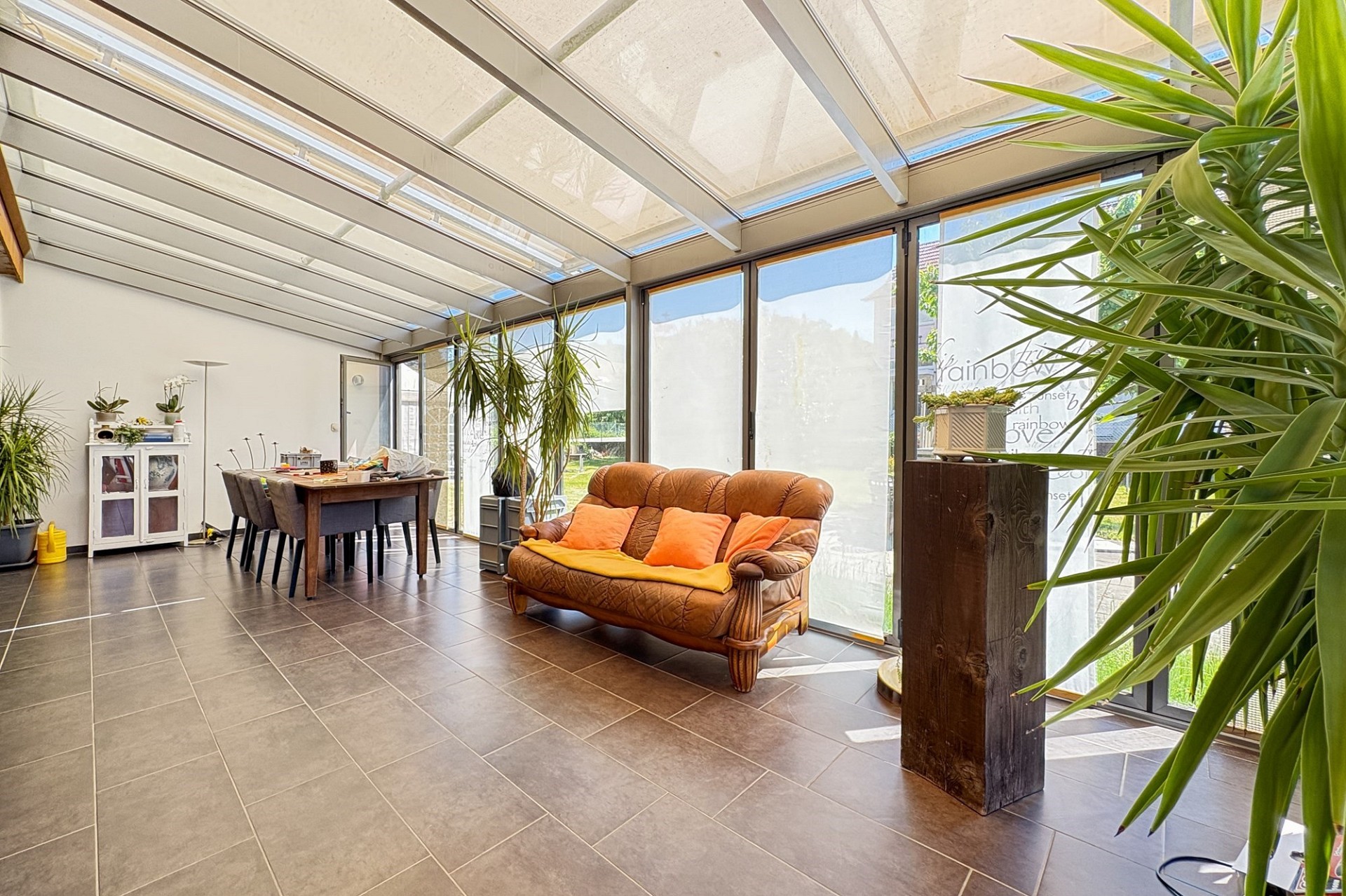 Verglaste Terrasse mit Wohn- und Essbereich