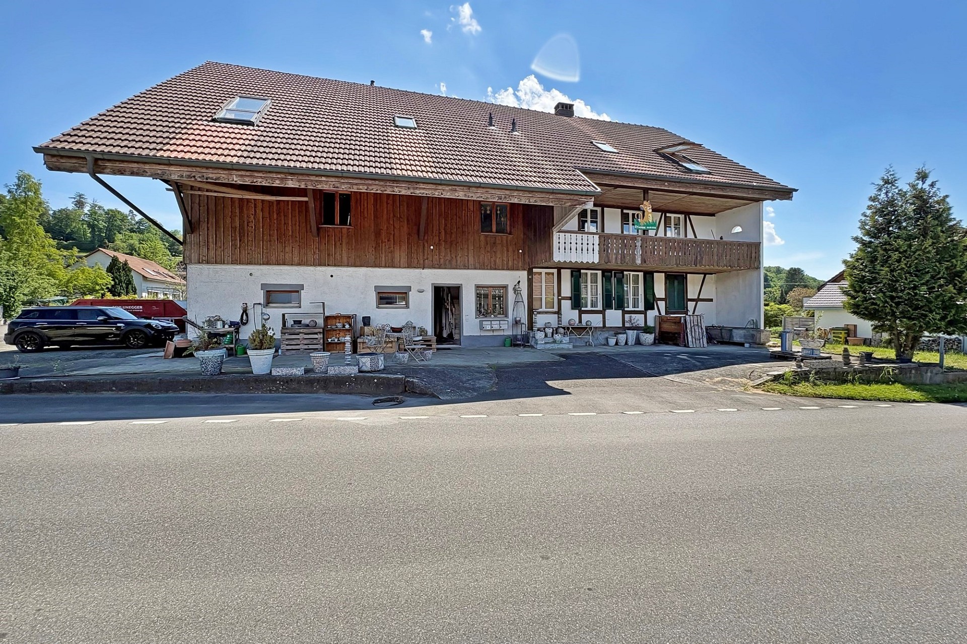Ländliches Wohnhaus mit großem Satteldach