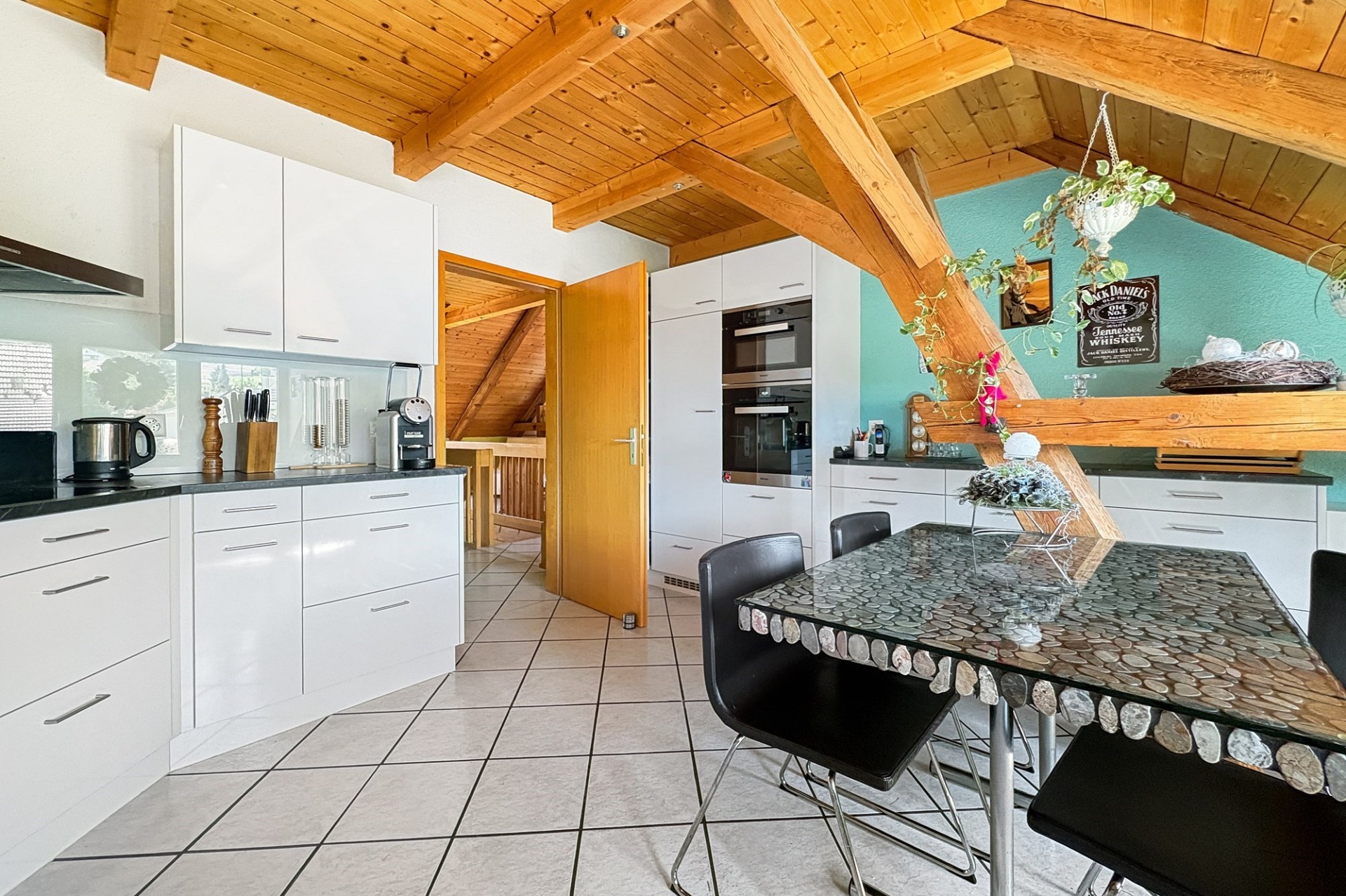 Gemütliche Dachgeschossküche mit Holzdecke