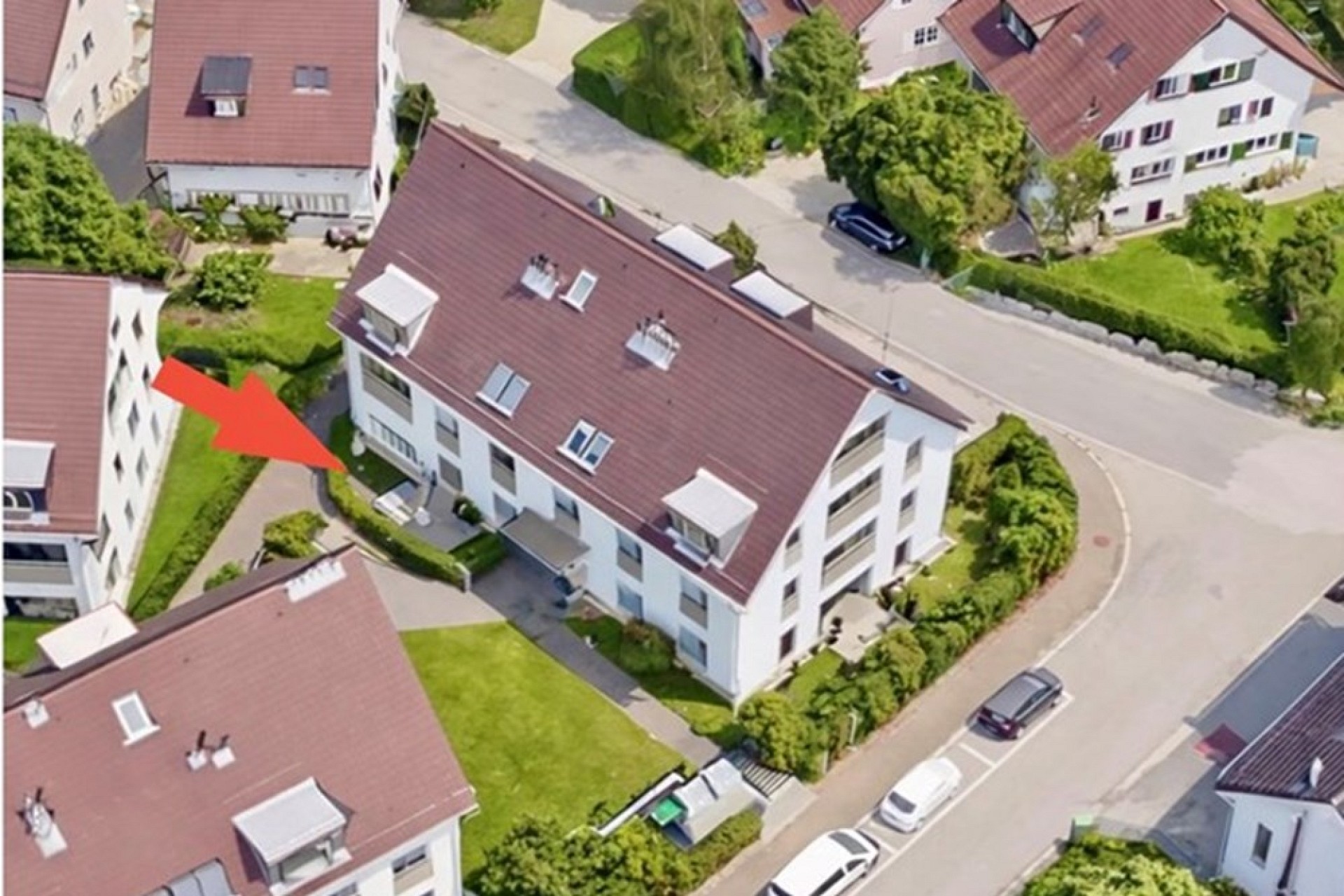 Luftaufnahme eines Wohnhauses mit markiertem Grundstück