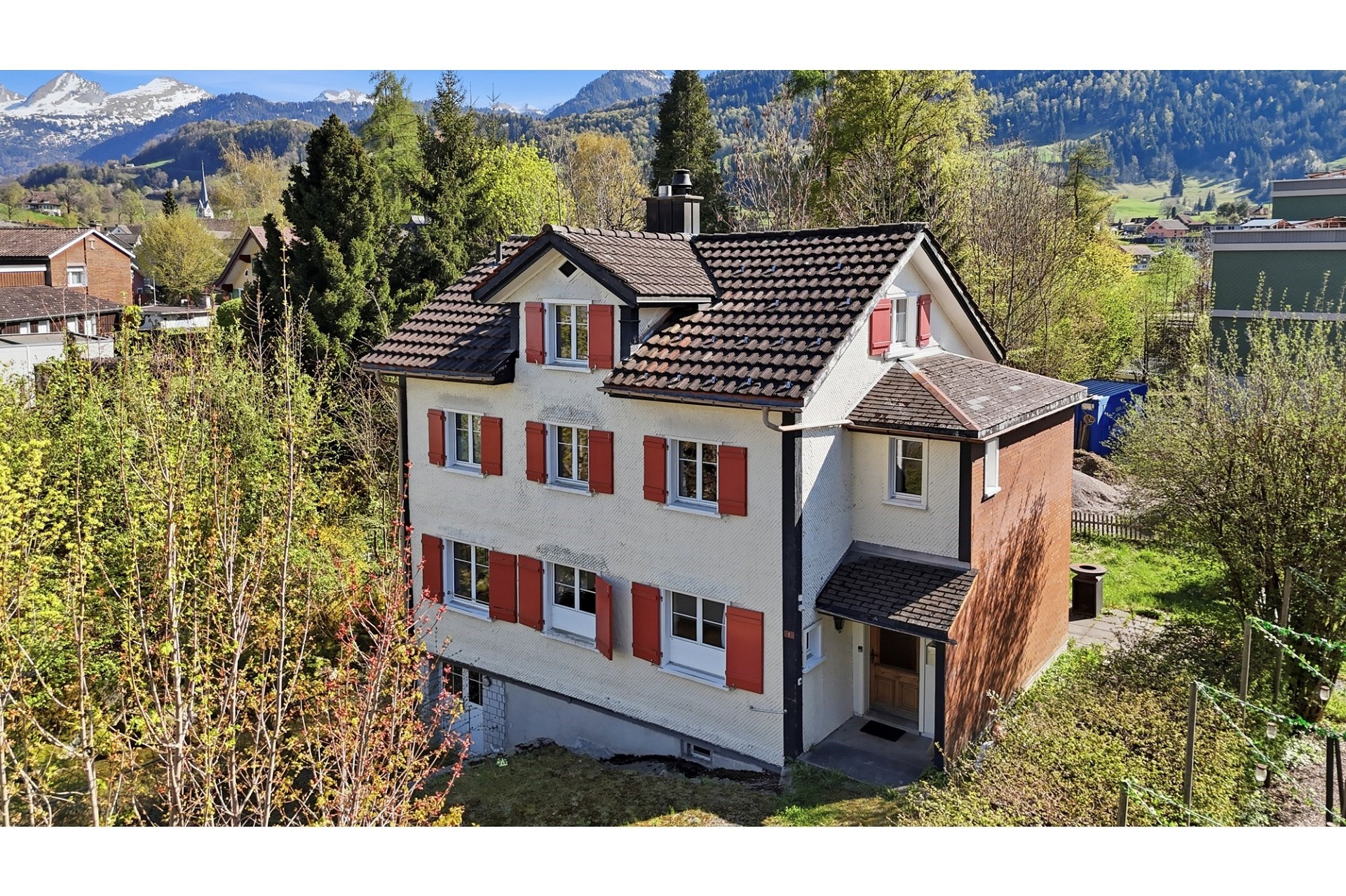Alpines Wohnhaus mit Bergblick