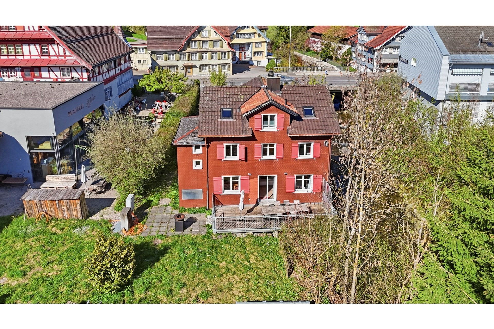 Luftaufnahme eines Wohnhauses mit Garten
