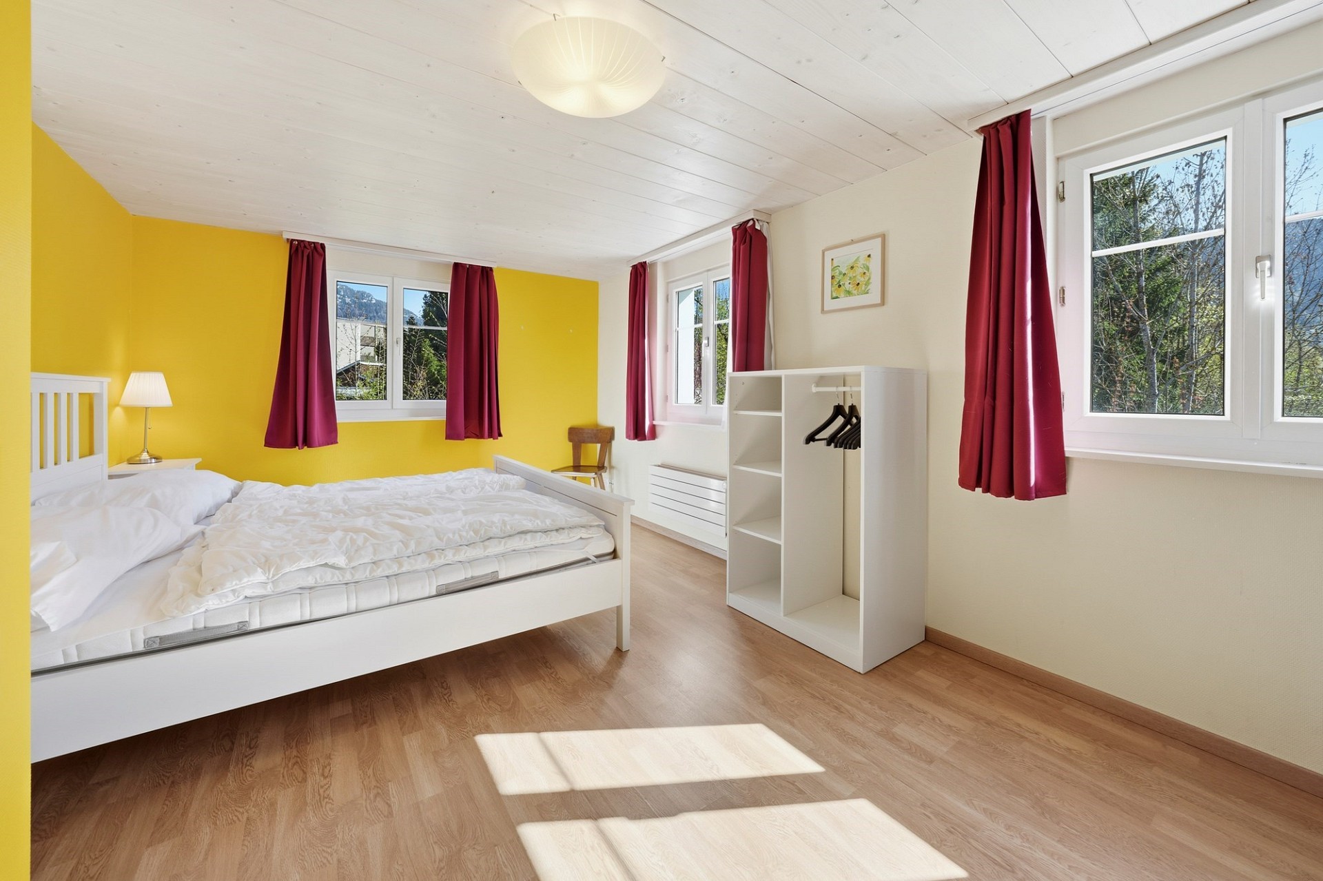 Helles Schlafzimmer mit bunten Akzenten