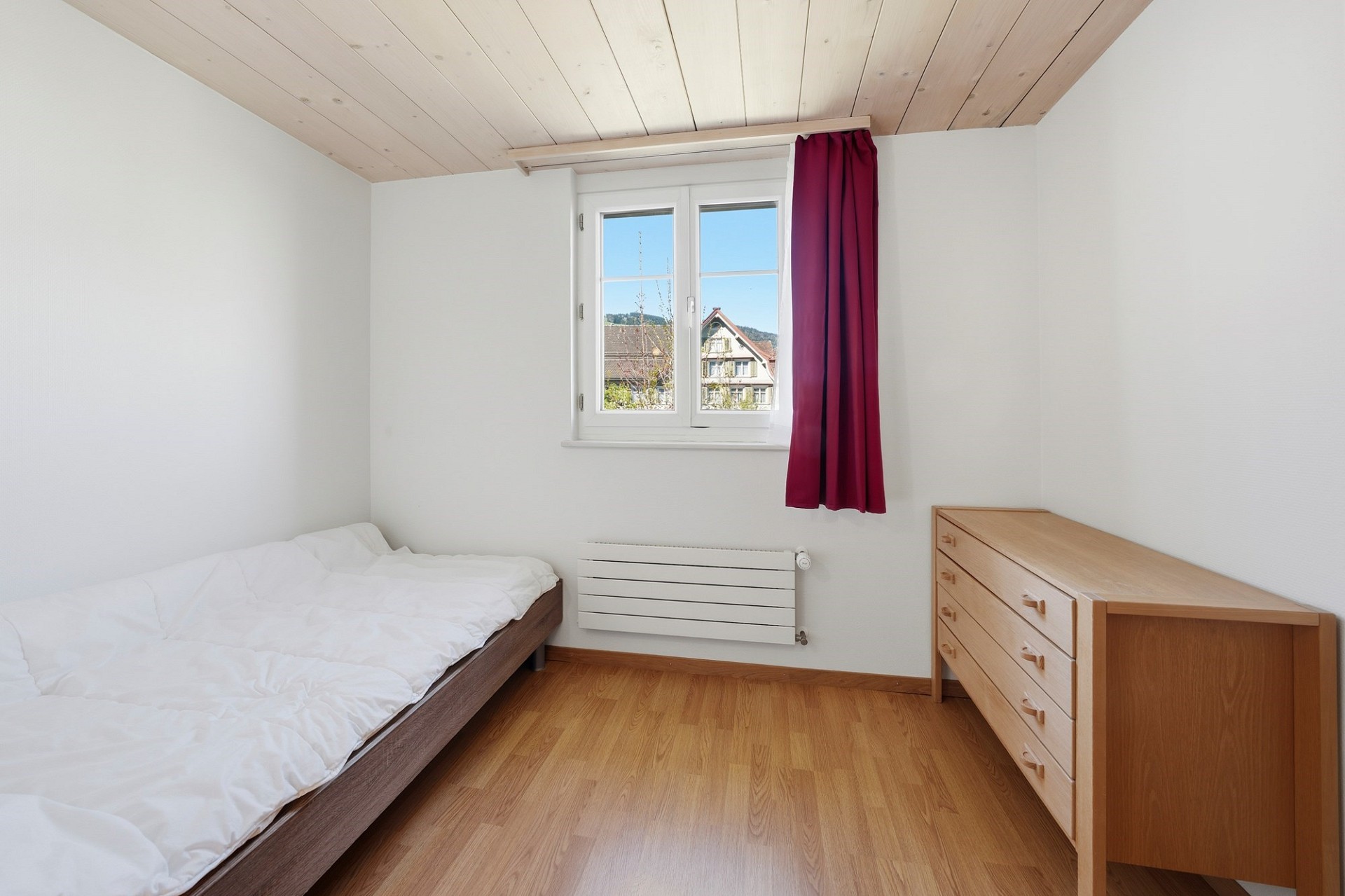 Helles Schlafzimmer mit Dachschräge