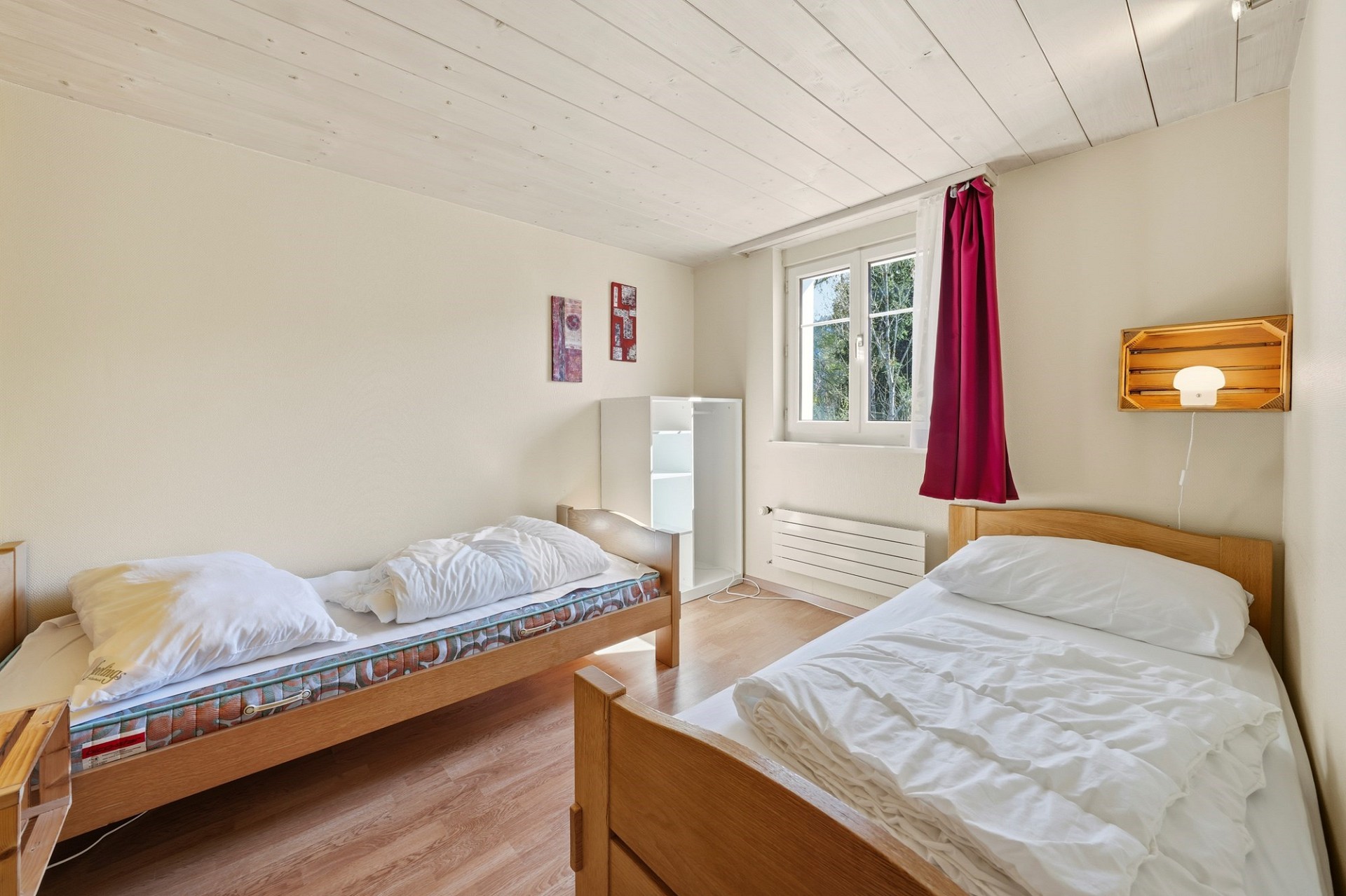 Helles Schlafzimmer mit zwei Einzelbetten