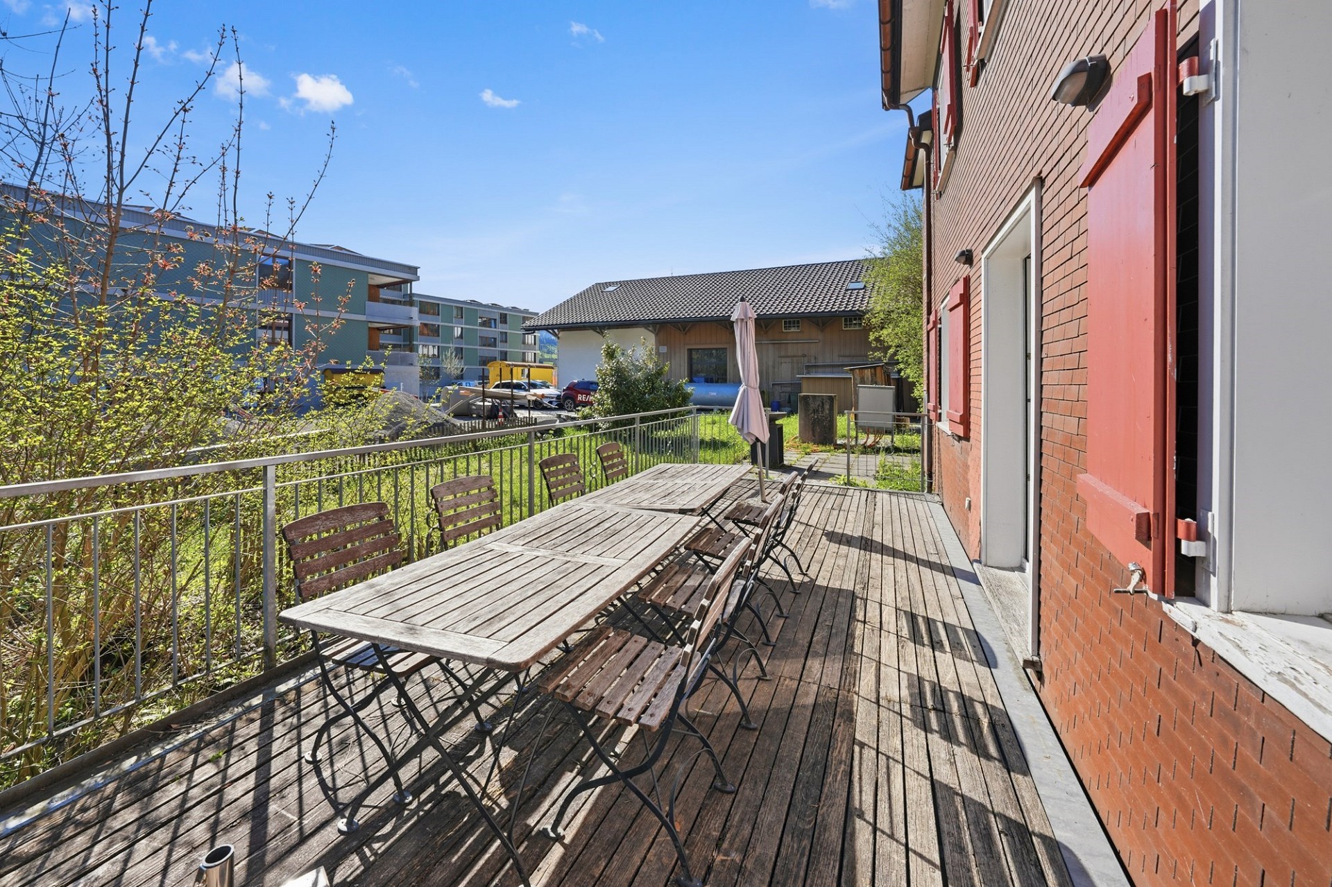 Terrasse mit Gartenmöbeln