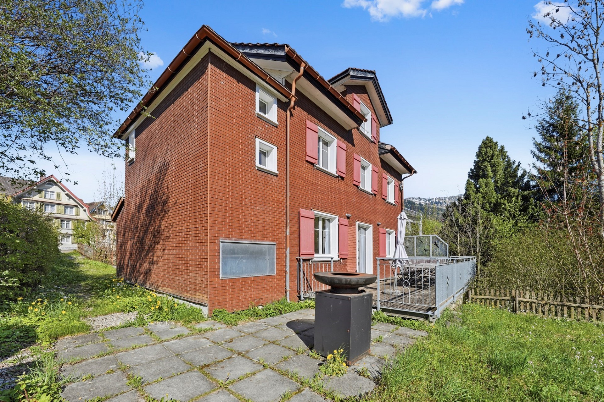 Rotes Backsteinhaus mit Garten und Terrasse