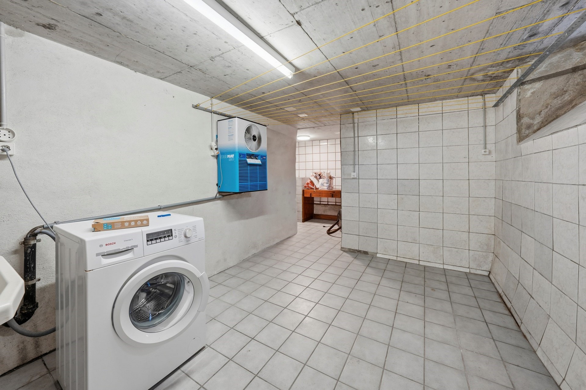 Keller-/Hauswirtschaftsraum mit Waschmaschine und Technik