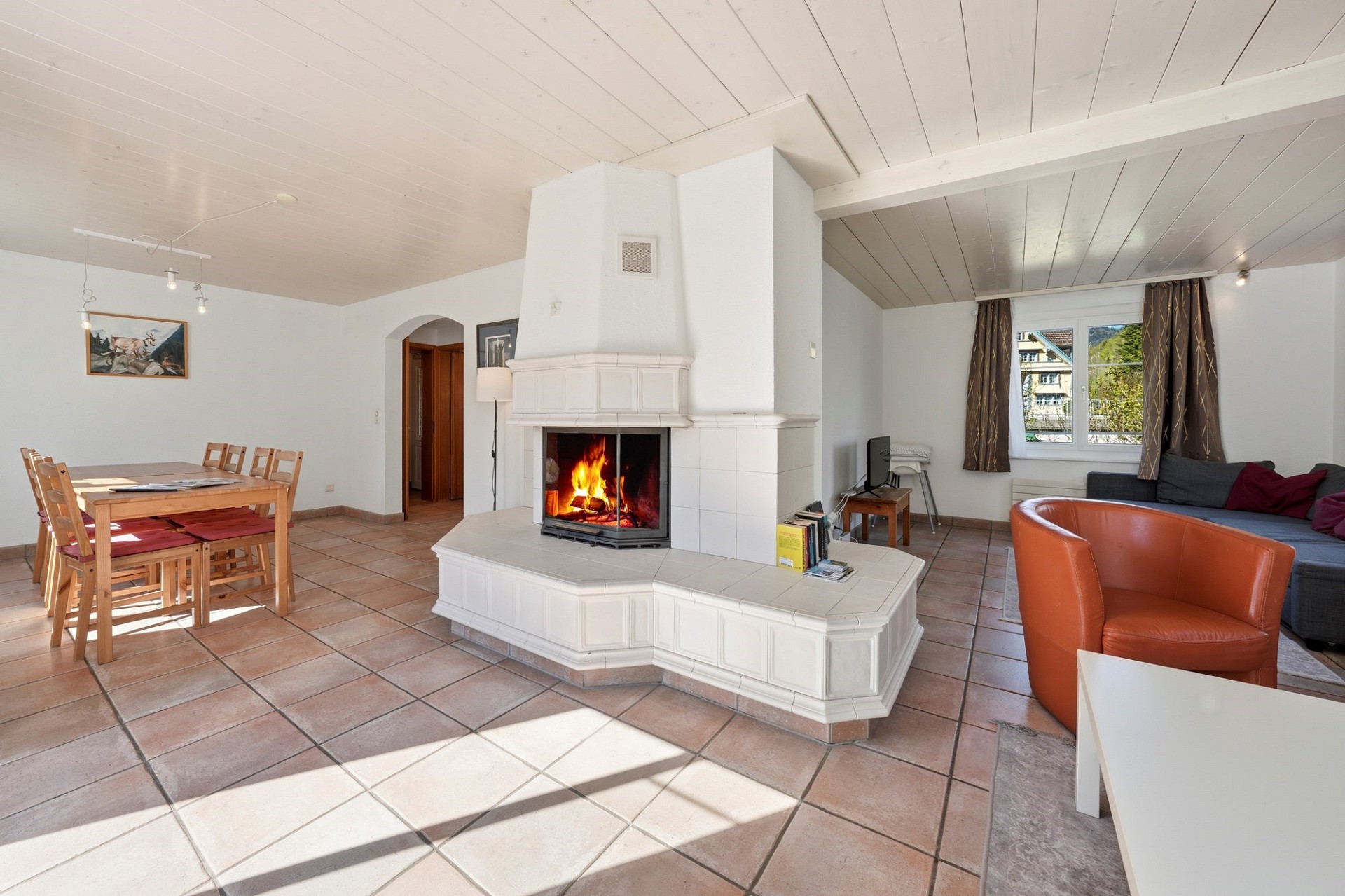 Wohnzimmer mit Kamin und Essbereich
