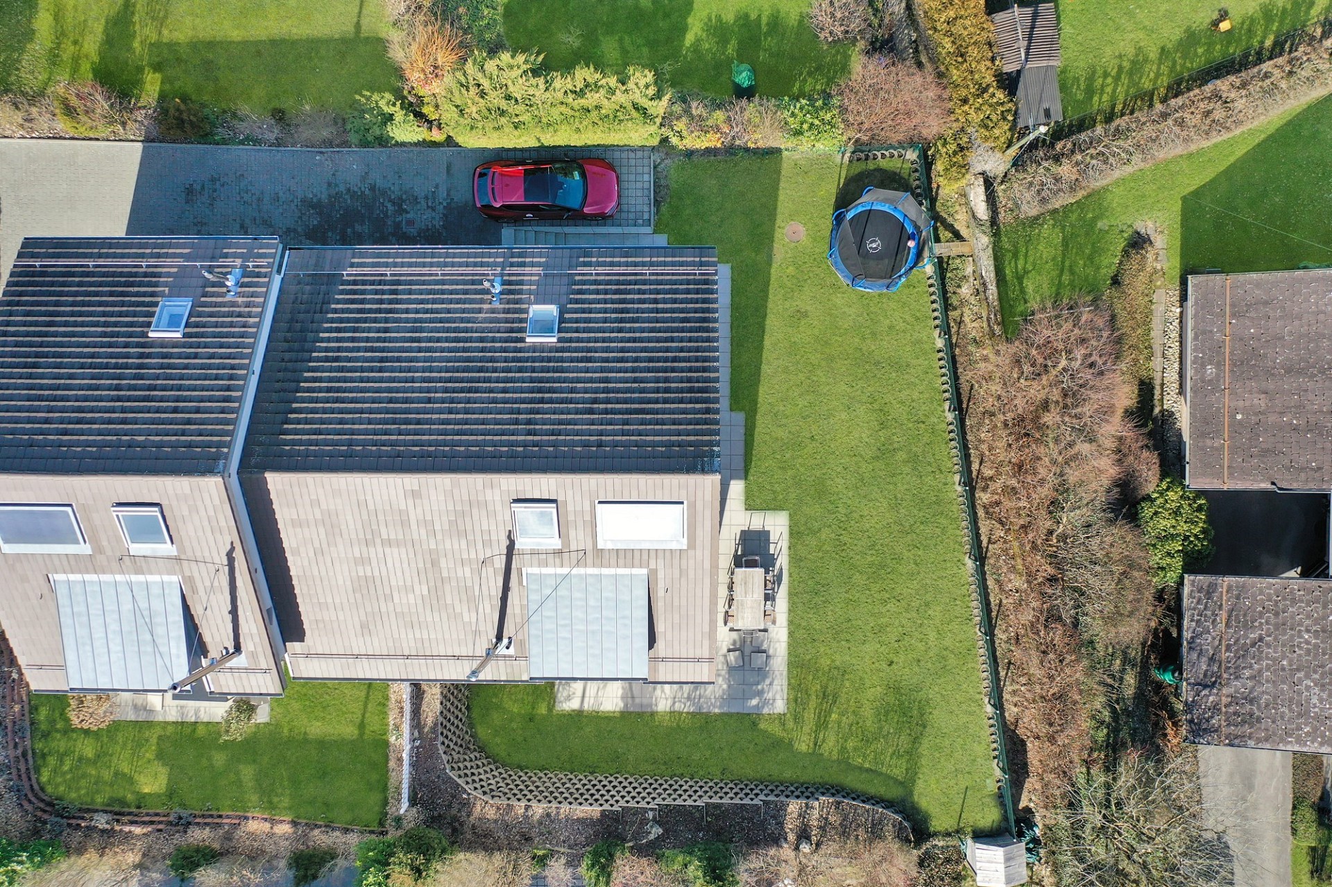 Luftaufnahme eines Einfamilienhauses mit Garten und Terrasse