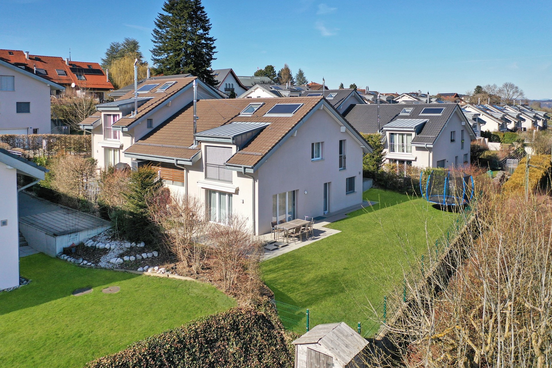Luftaufnahme eines Wohngebiets mit Einfamilienhäusern und Gärten