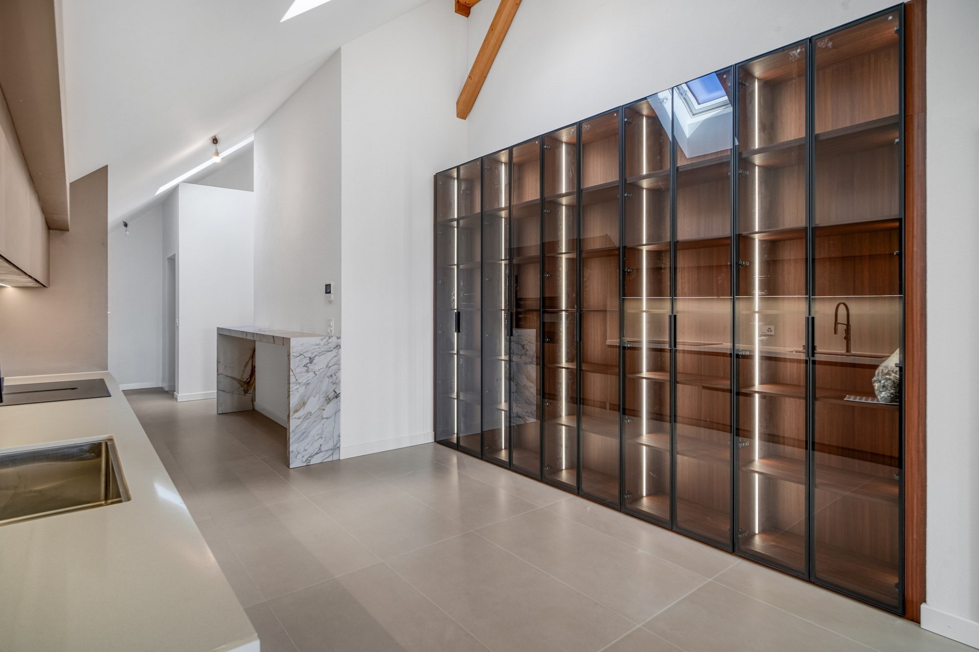 Moderne Küche mit Glasvitrine und Marmorelementen