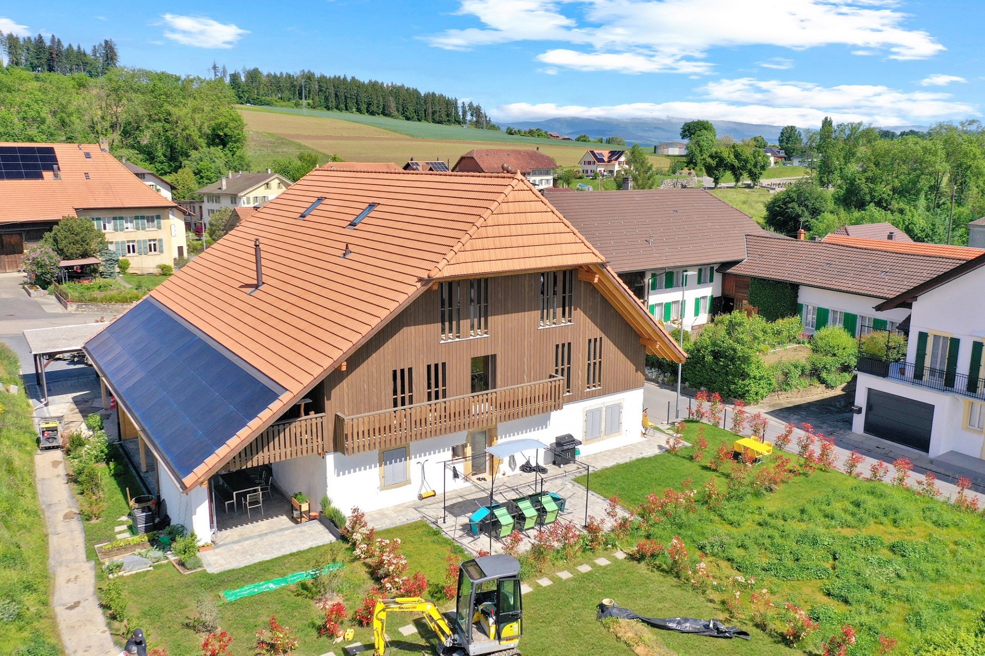 Luftaufnahme eines ländlichen Wohnhauses mit großem Garten