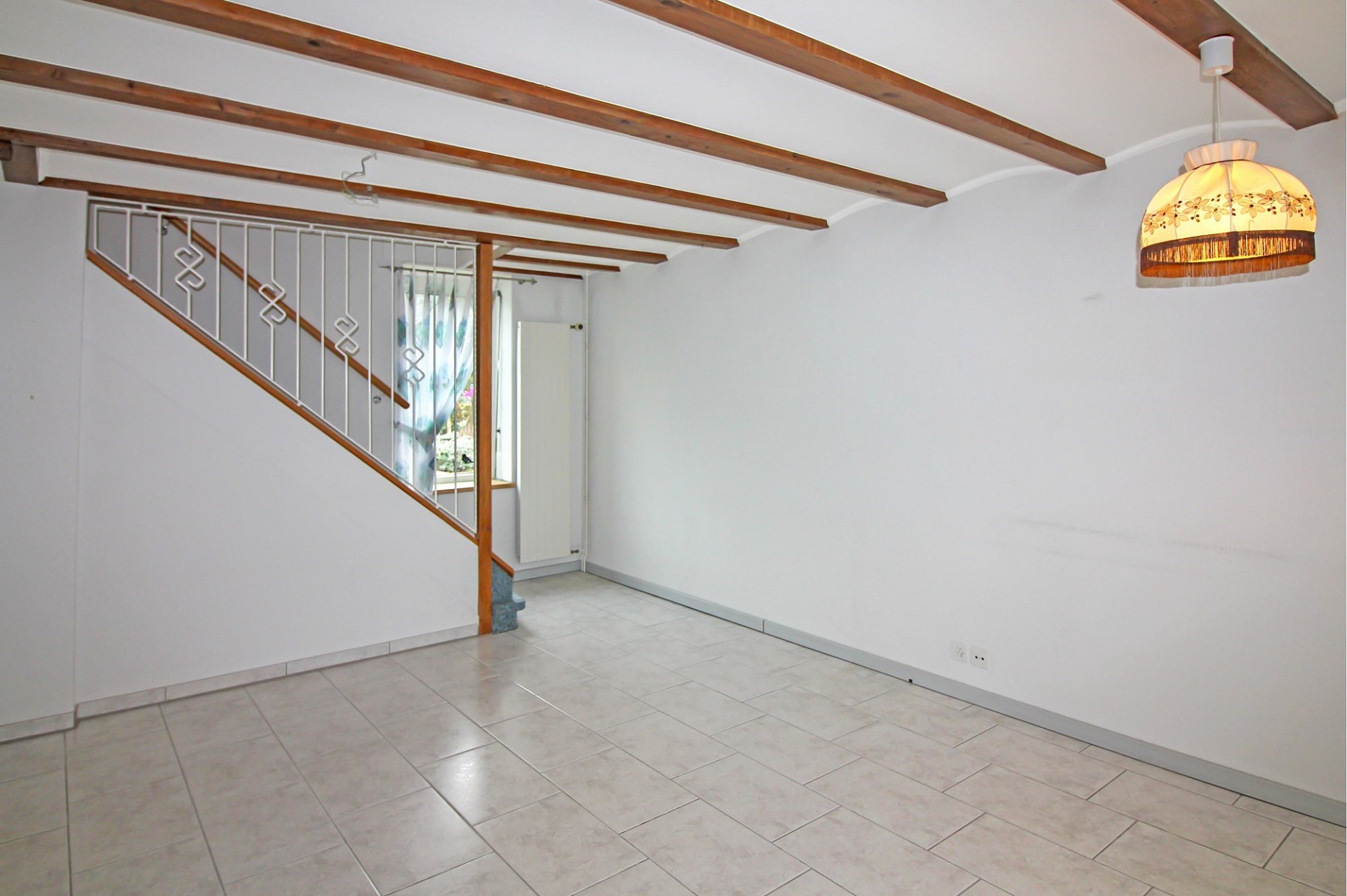 Heller Innenraum mit Treppe und Fliesenboden