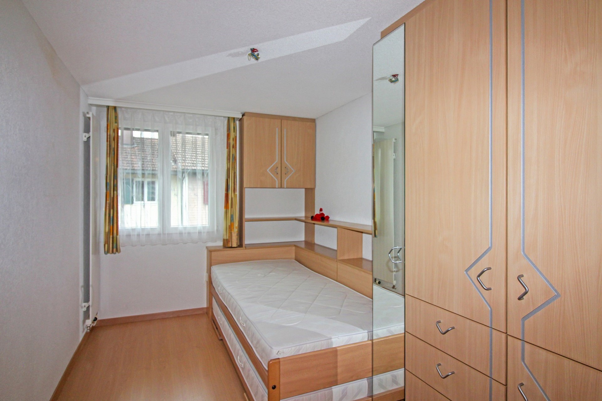 Schmales Schlafzimmer mit Einbauschränken