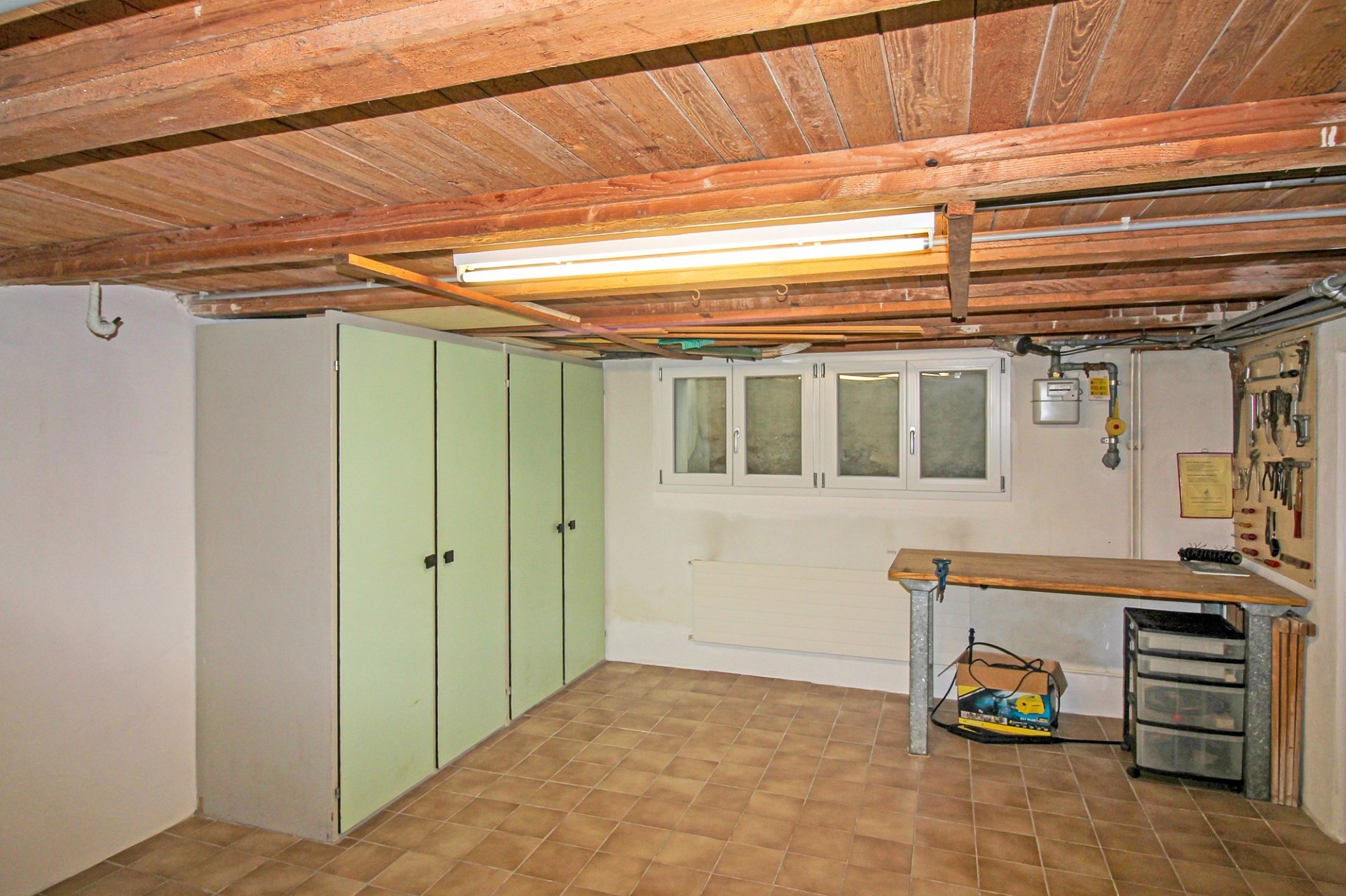 Werkstatt- bzw. Kellerraum mit Holzdecke