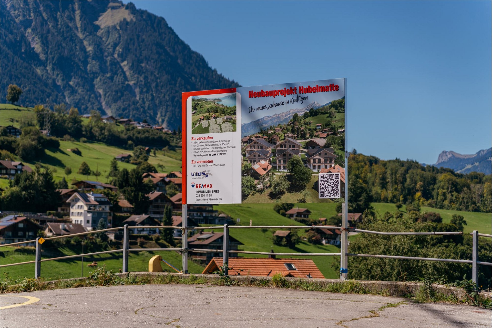 Berglandschaft mit Neubauprojekt-Schild
