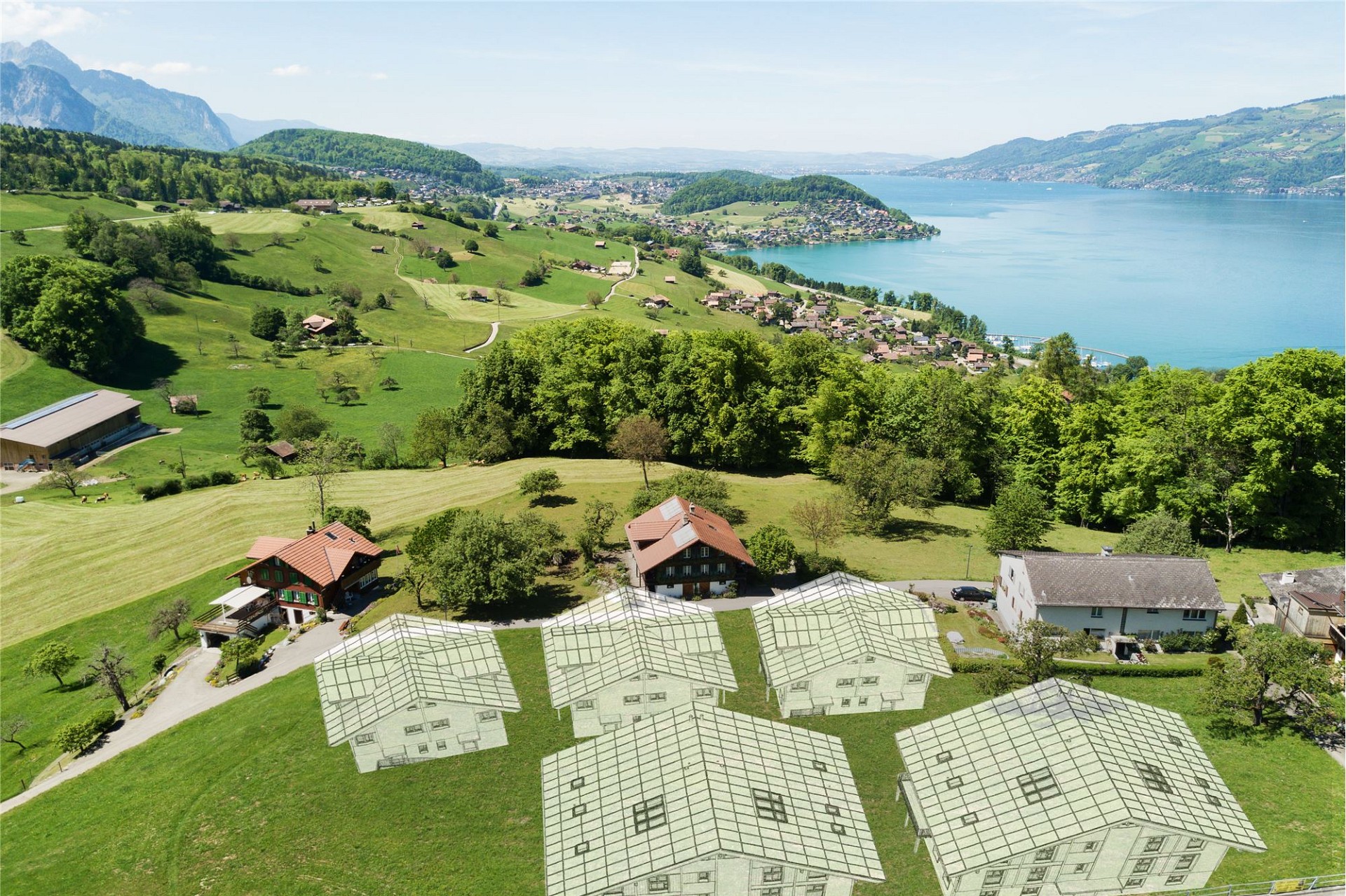 Luftaufnahme einer ländlichen Hanglage am See