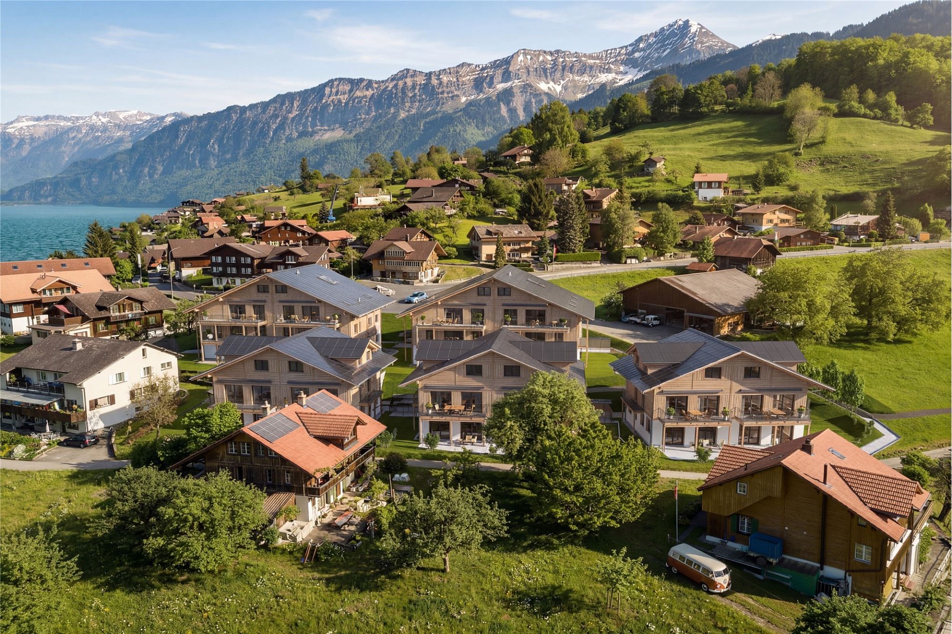 Luftaufnahme eines alpinen See- und Bergdorfes