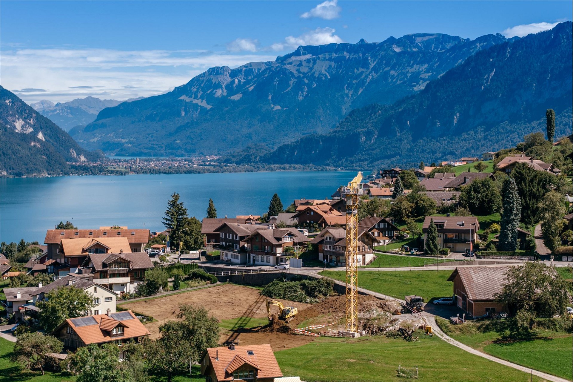 Alpenort am See mit Bergpanorama