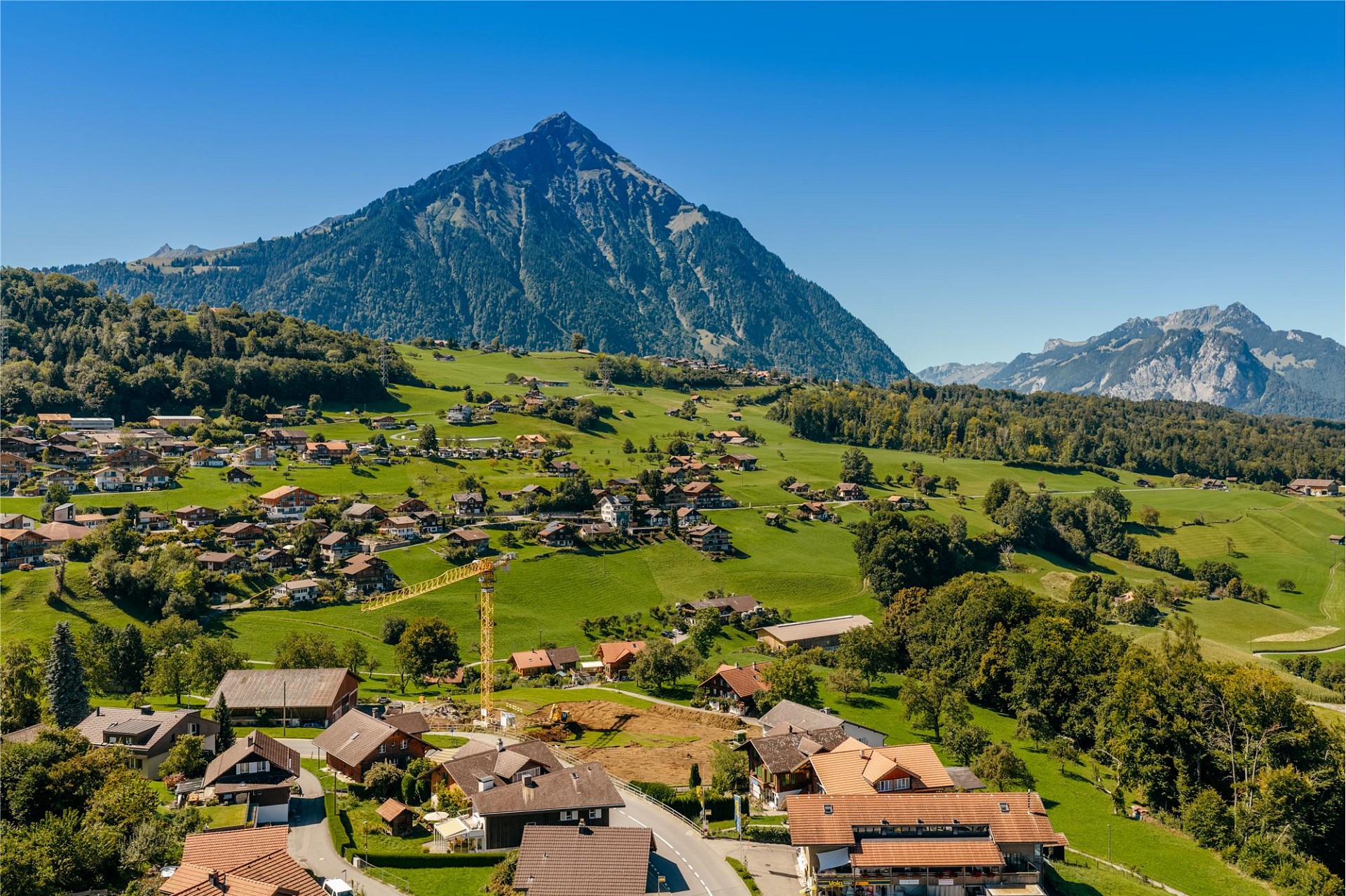 Alpenlandschaft mit Dorf und Bergpanorama