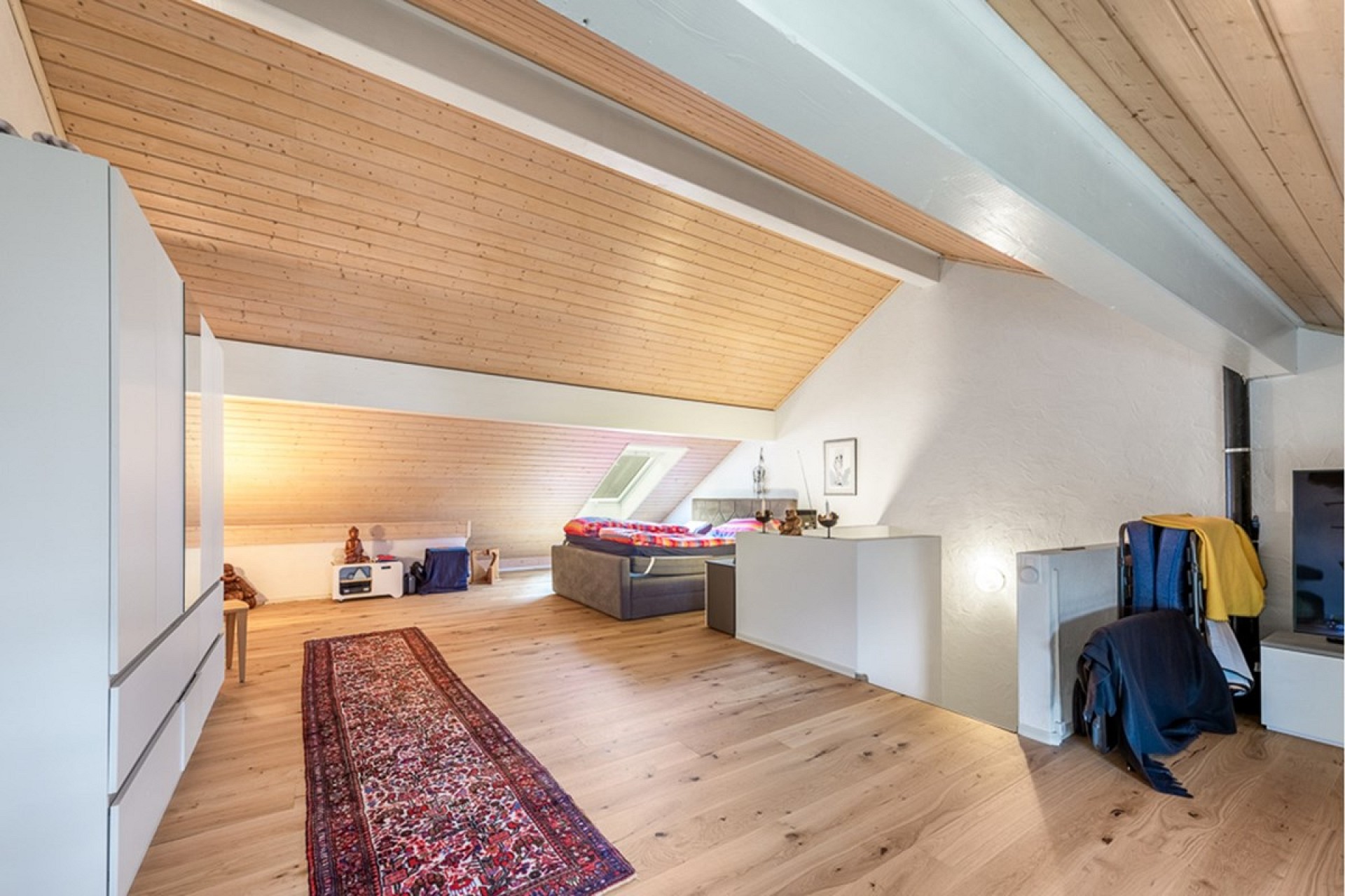 Ausgebautes Dachzimmer mit Holzdecke
