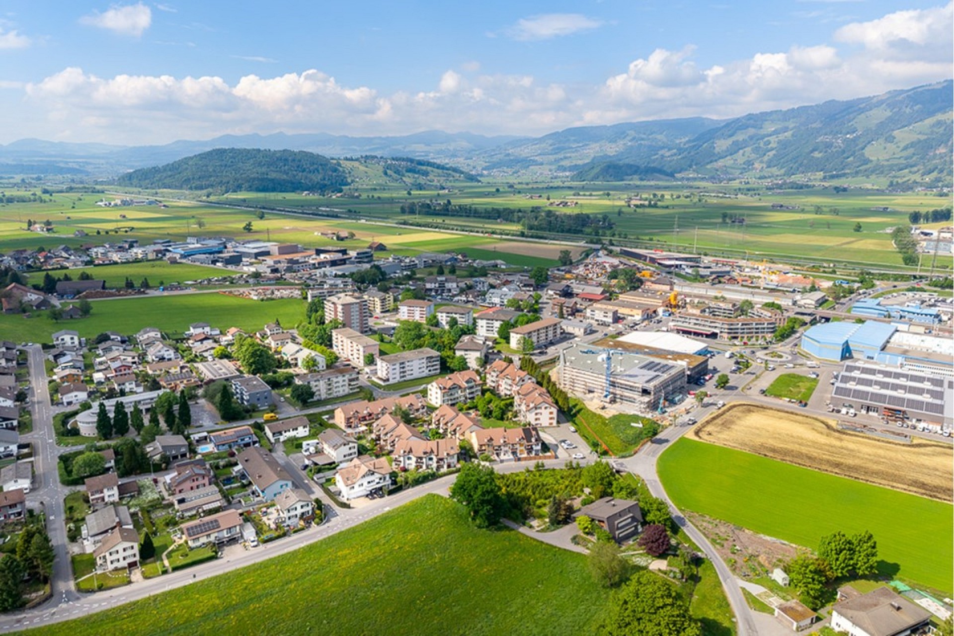 Luftaufnahme eines ländlichen Ortes im Tal