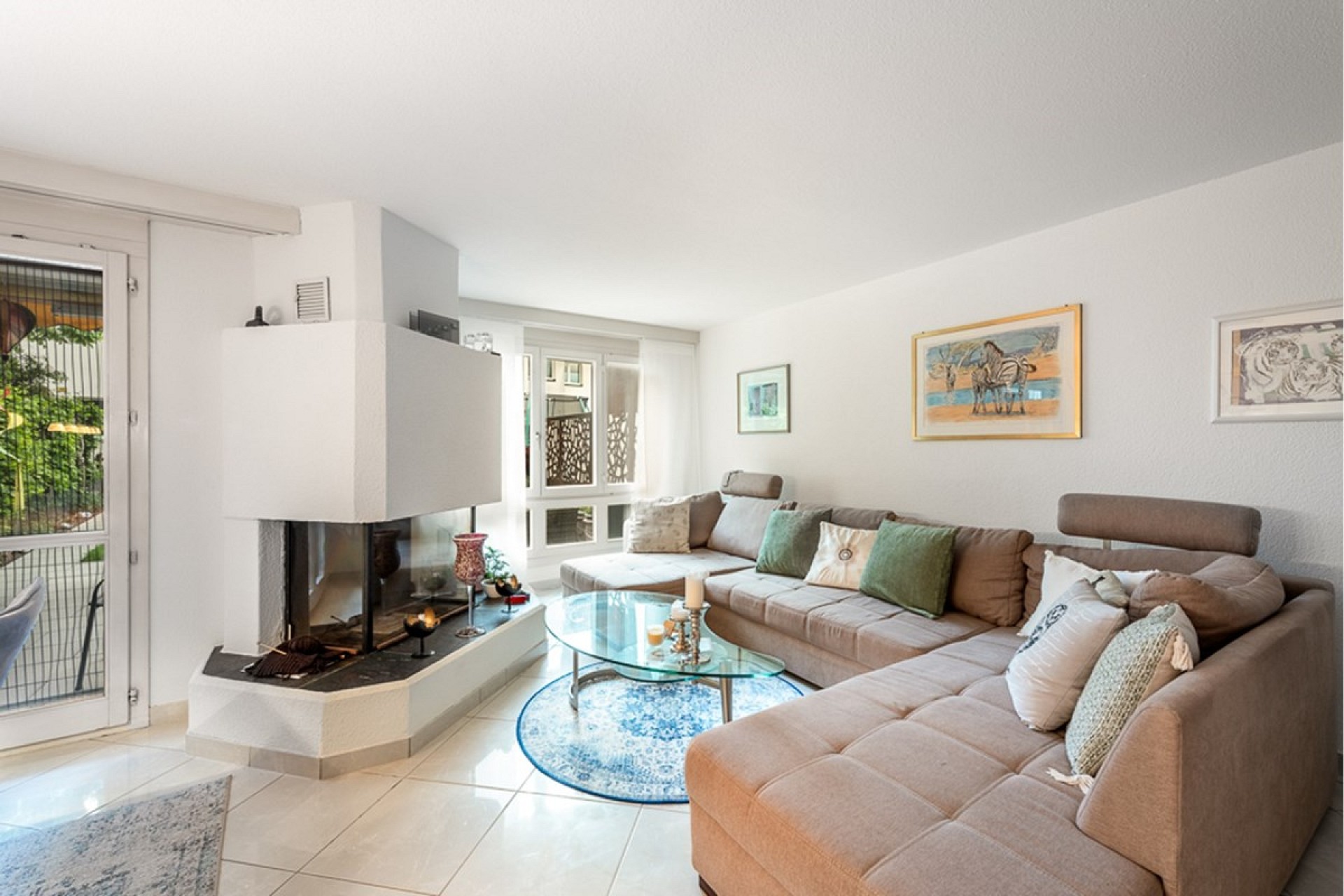 Wohnzimmer mit Ecksofa und Kamin