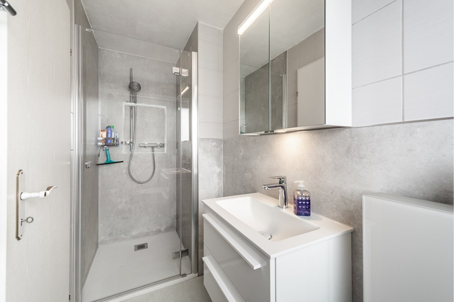 Modernes Badezimmer mit Dusche und Waschtisch