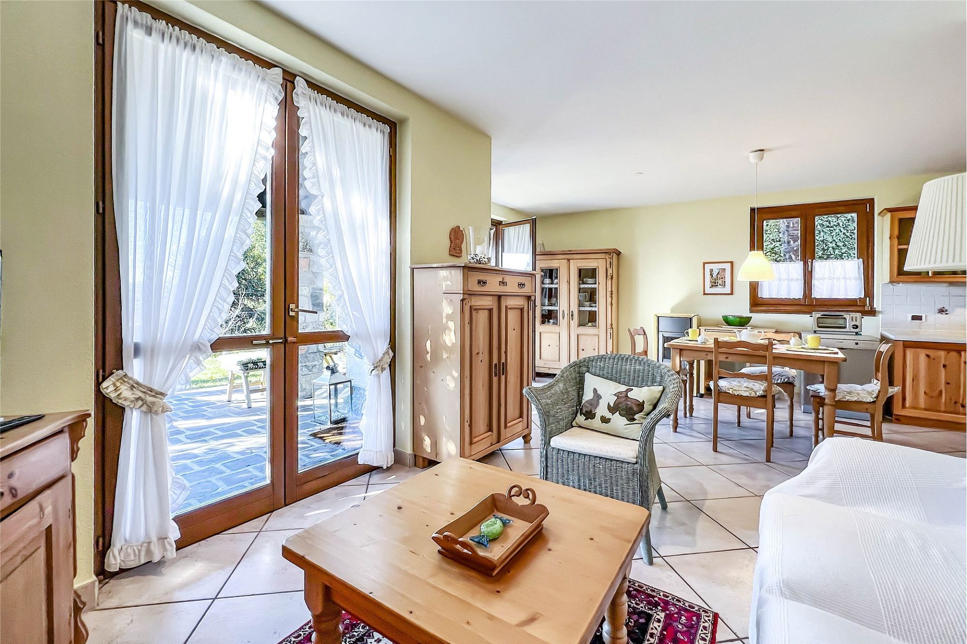 Heller Wohn-Essbereich mit Terrassentür und Landhausmöbeln