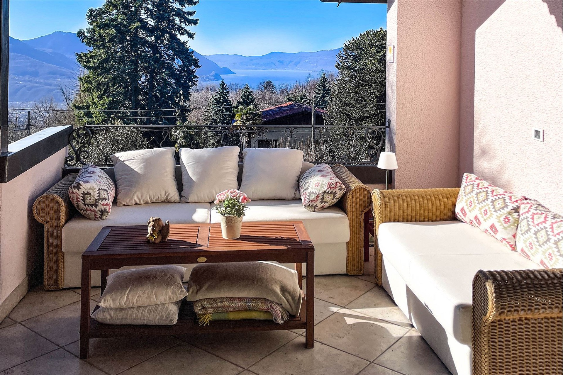 Balkon mit Seeblick und gemütlicher Lounge