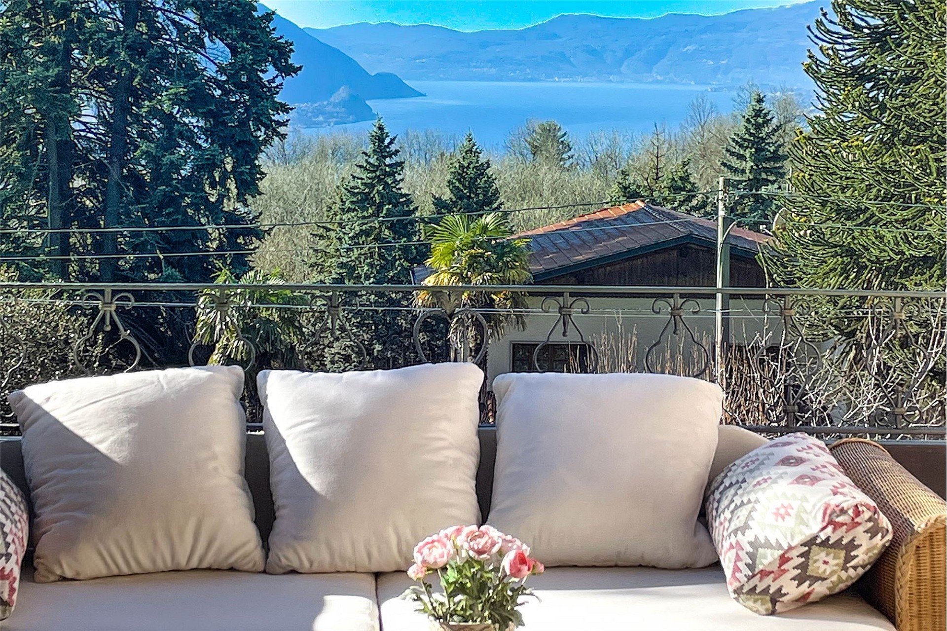 Terrasse mit Seeblick und Bergpanorama