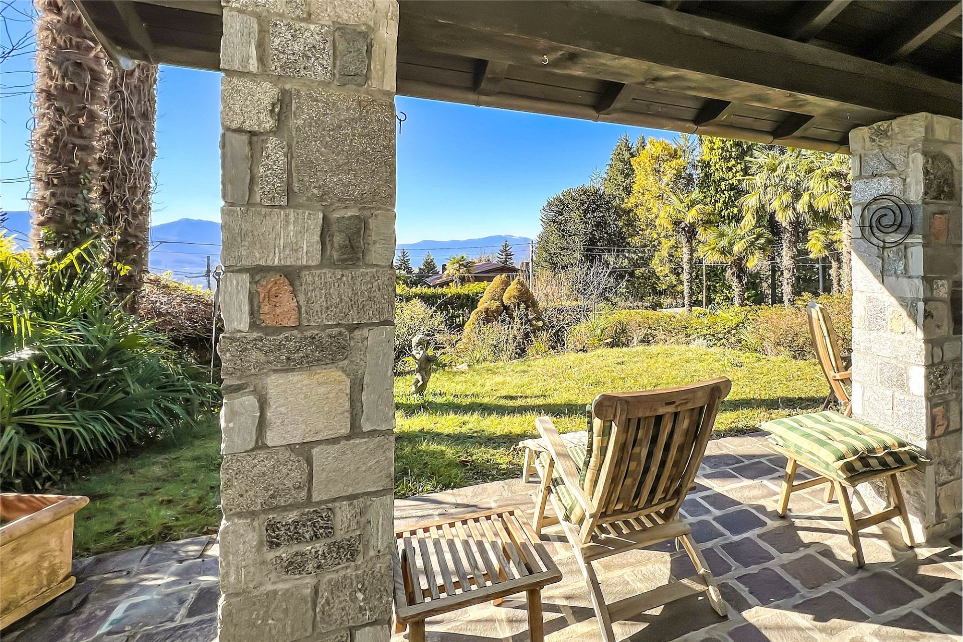 Überdachte Terrasse mit Gartenblick