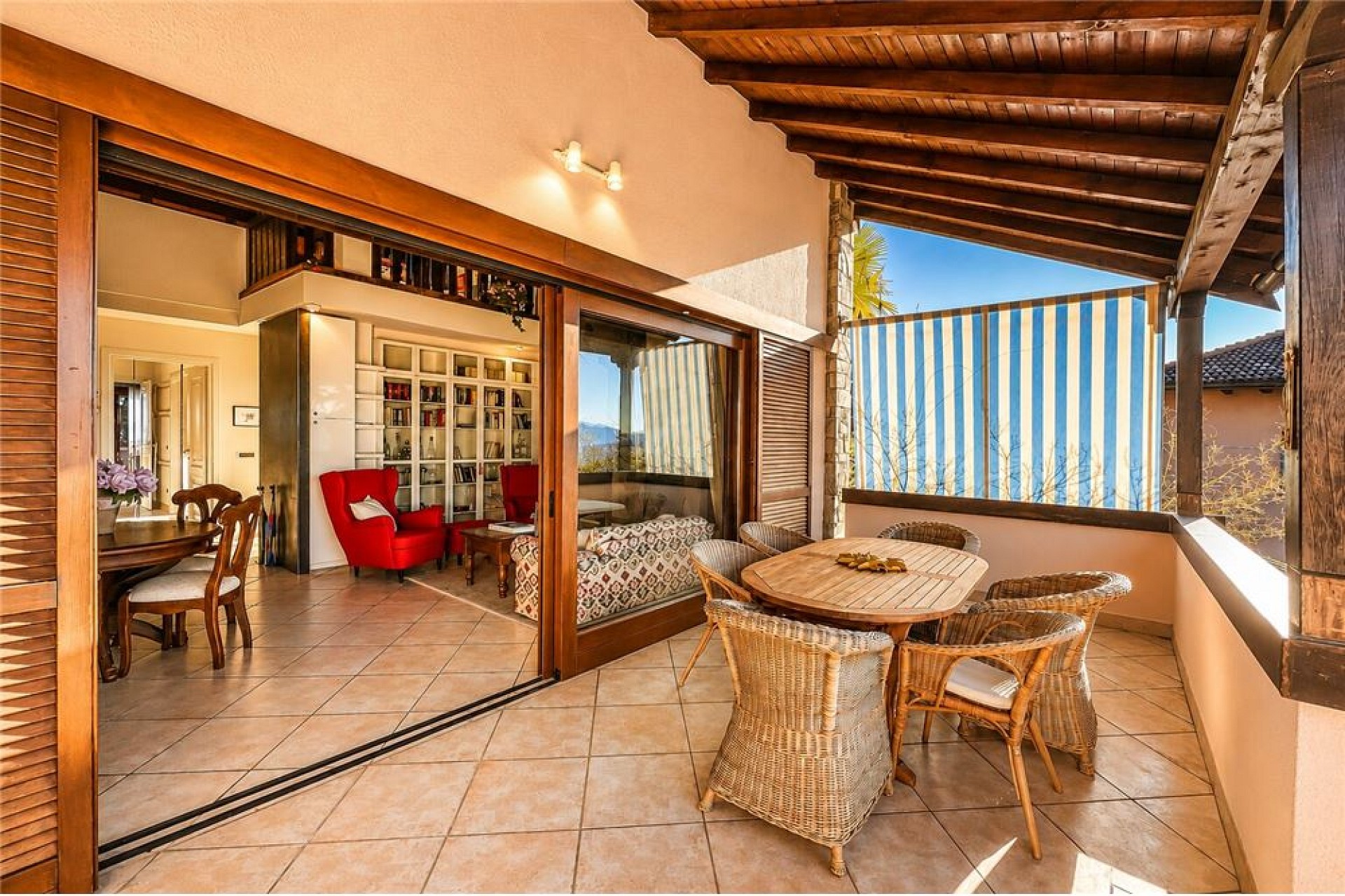 Überdachte Terrasse mit Wohn- und Essbereich