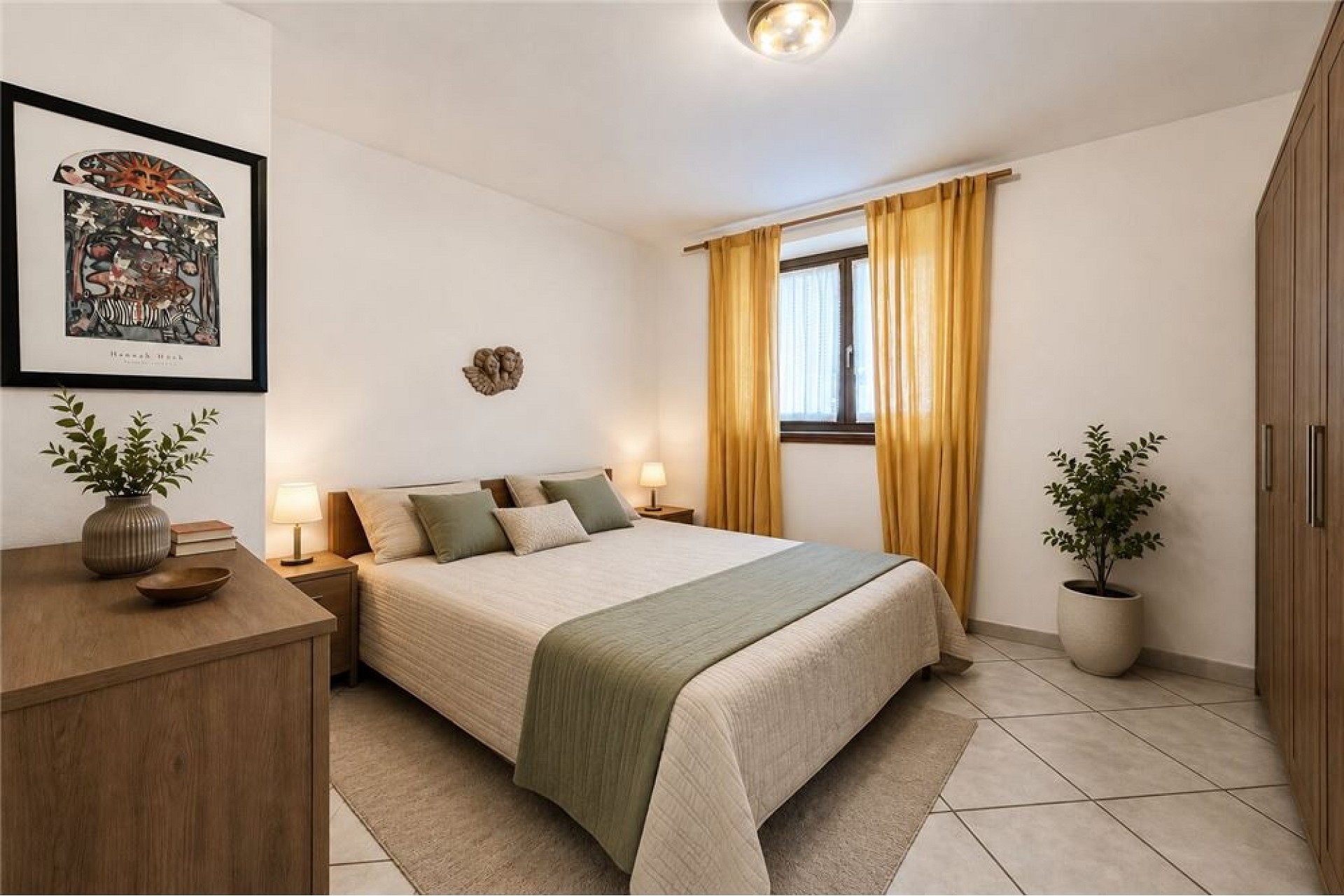 Helles Schlafzimmer mit warmen Akzenten