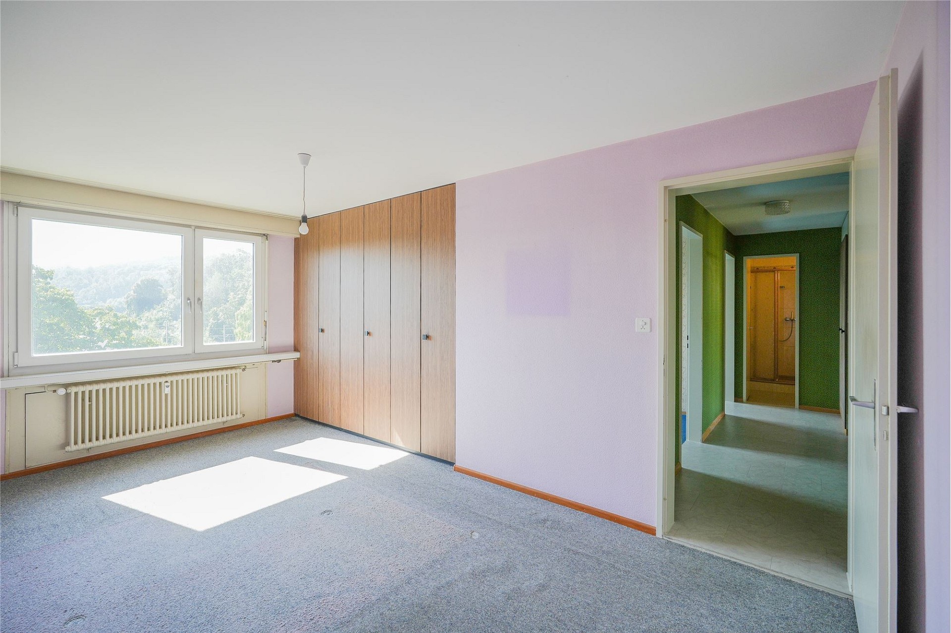 Helles Schlafzimmer mit Einbauschrank