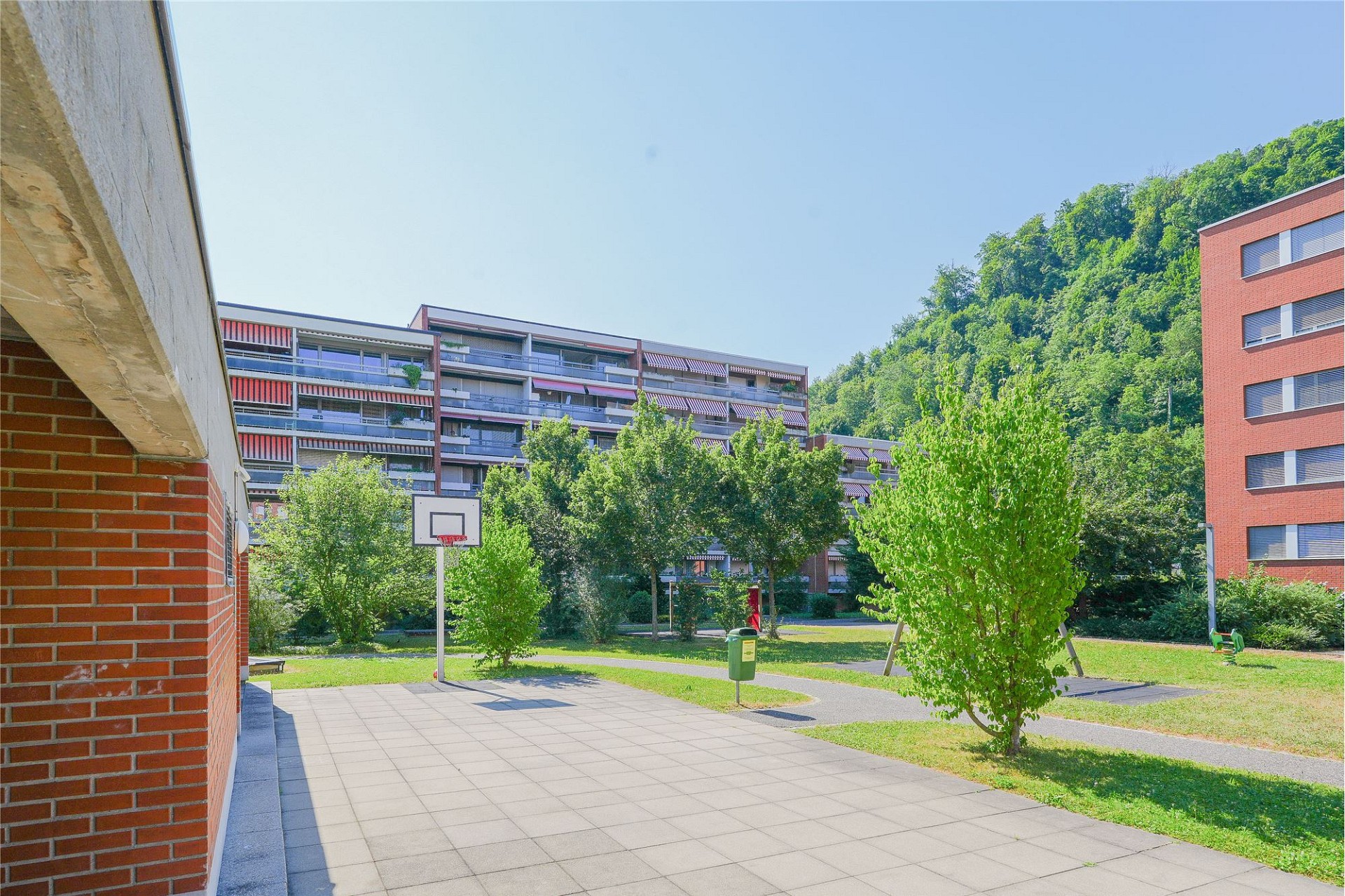 Wohnanlage mit Innenhof und Basketballkorb