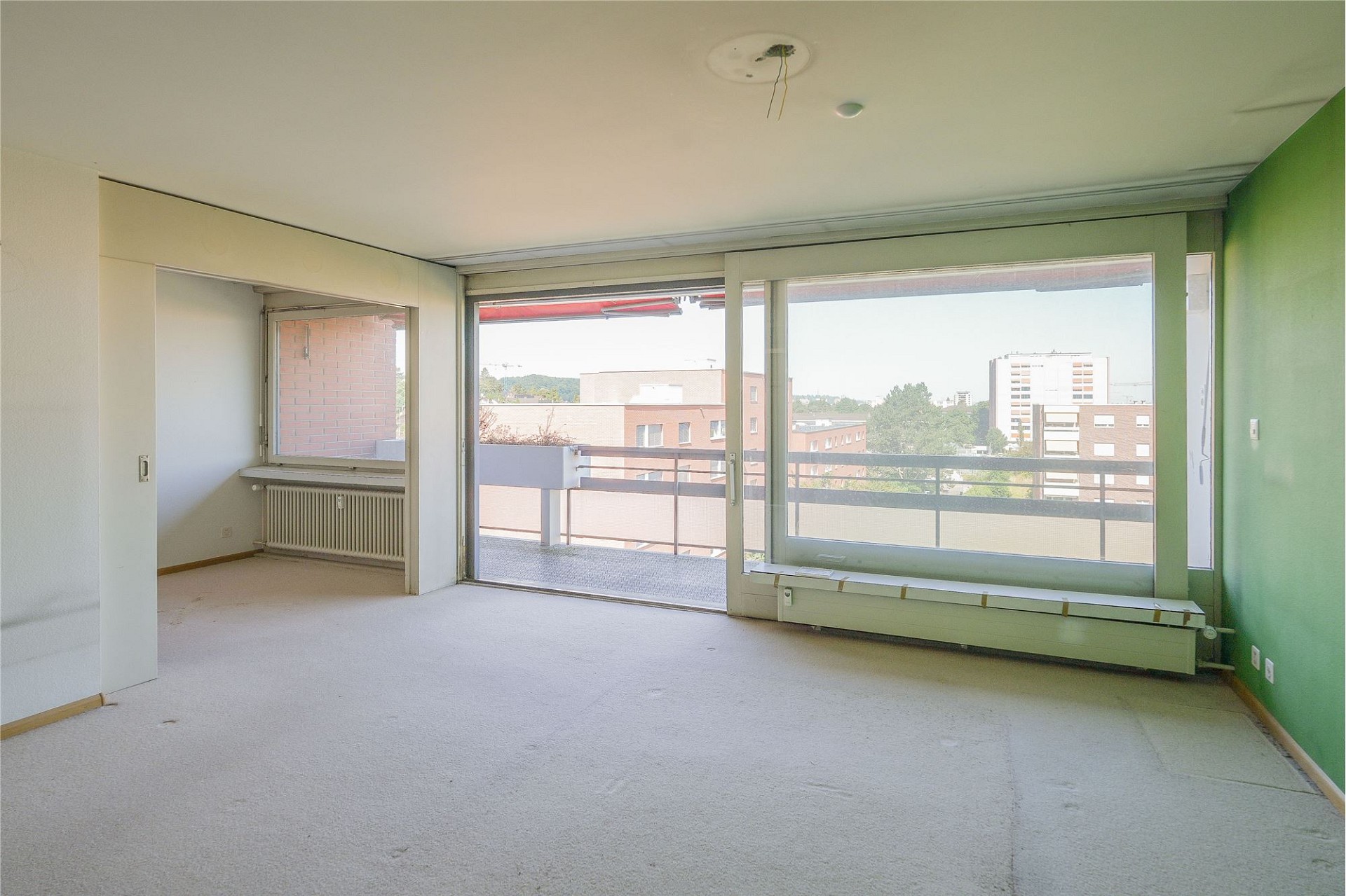 Leeres Wohnzimmer mit Balkonblick