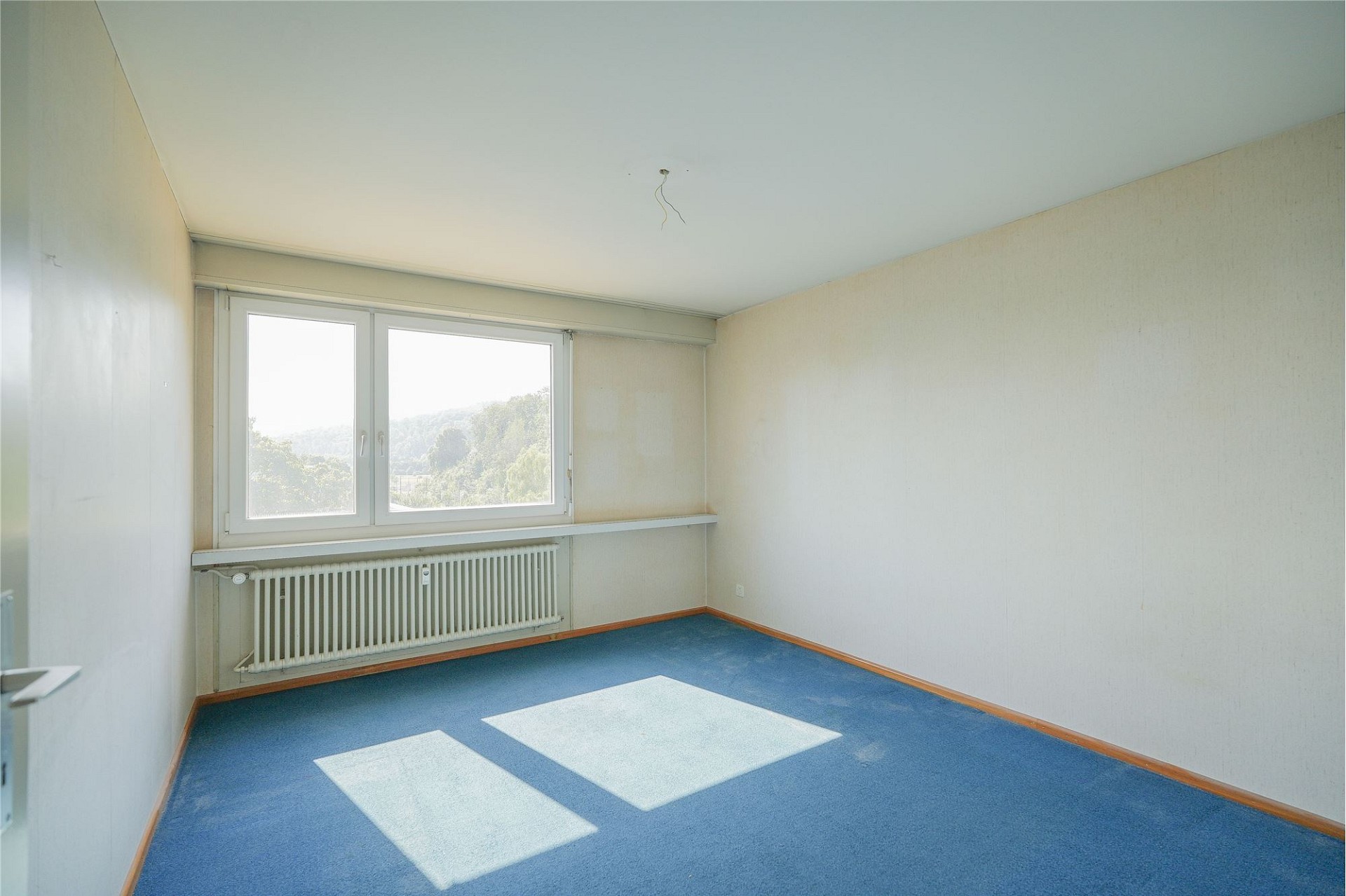 Leeres Zimmer mit großer Fensterfront