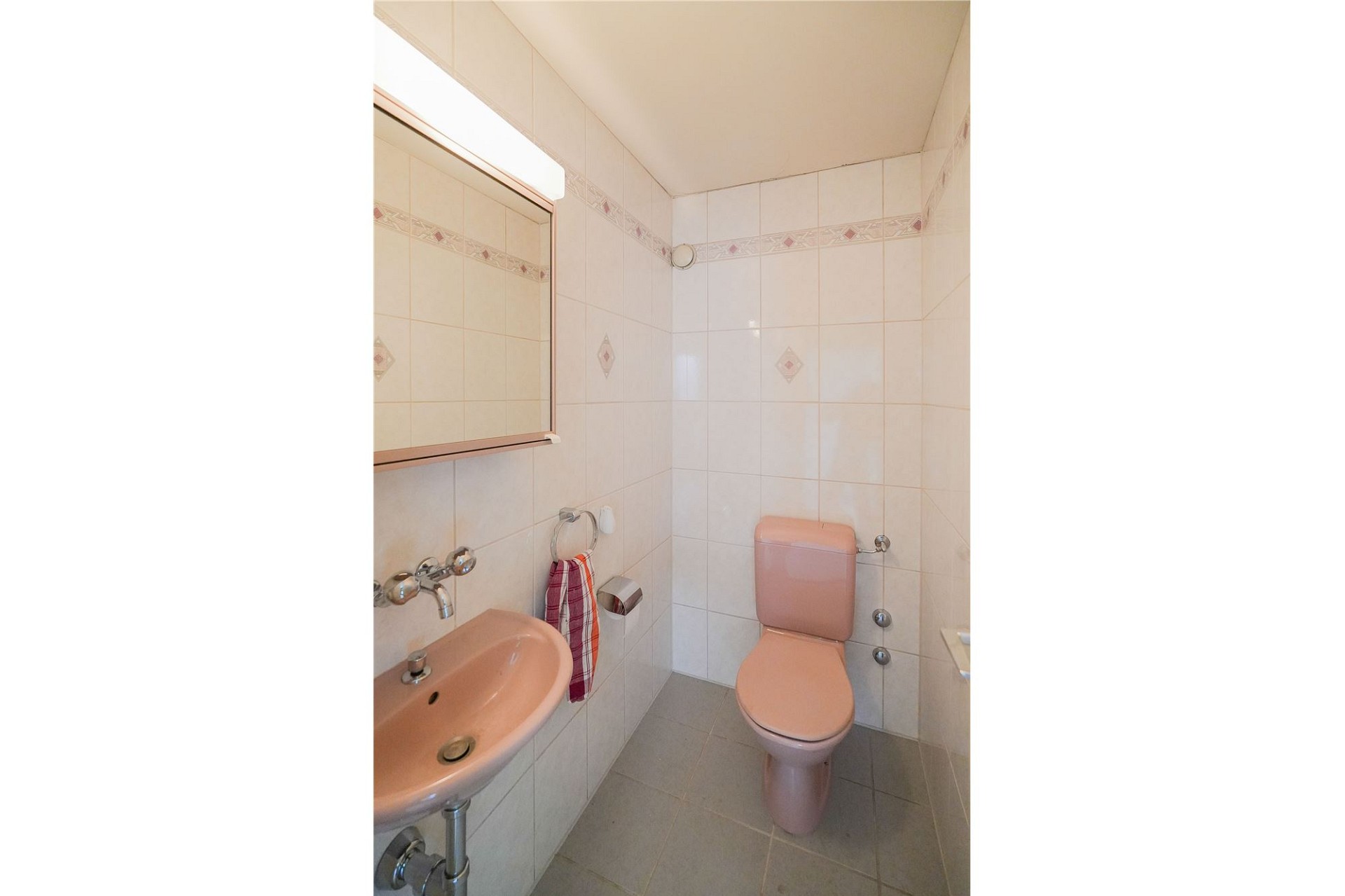 Kleines Gäste-WC mit Waschbecken und WC