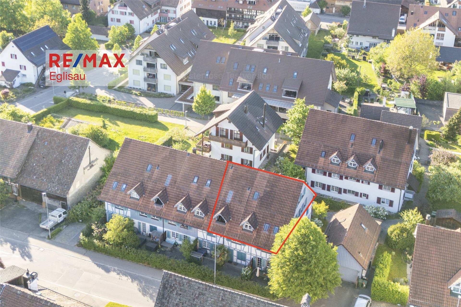 Luftaufnahme eines Wohnquartiers mit markiertem Gebäude