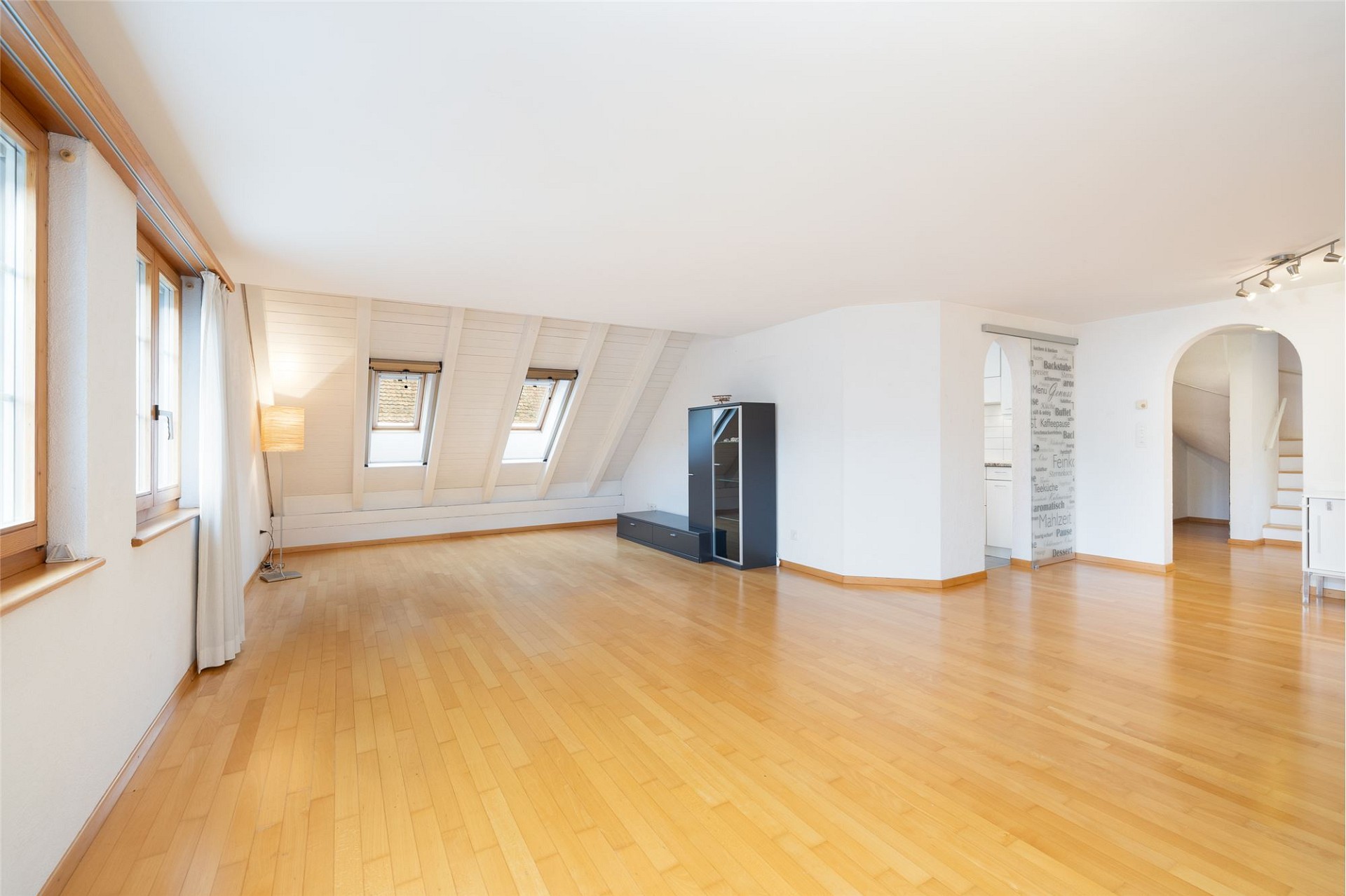 Heller Dachgeschoss-Wohnraum mit Holzboden