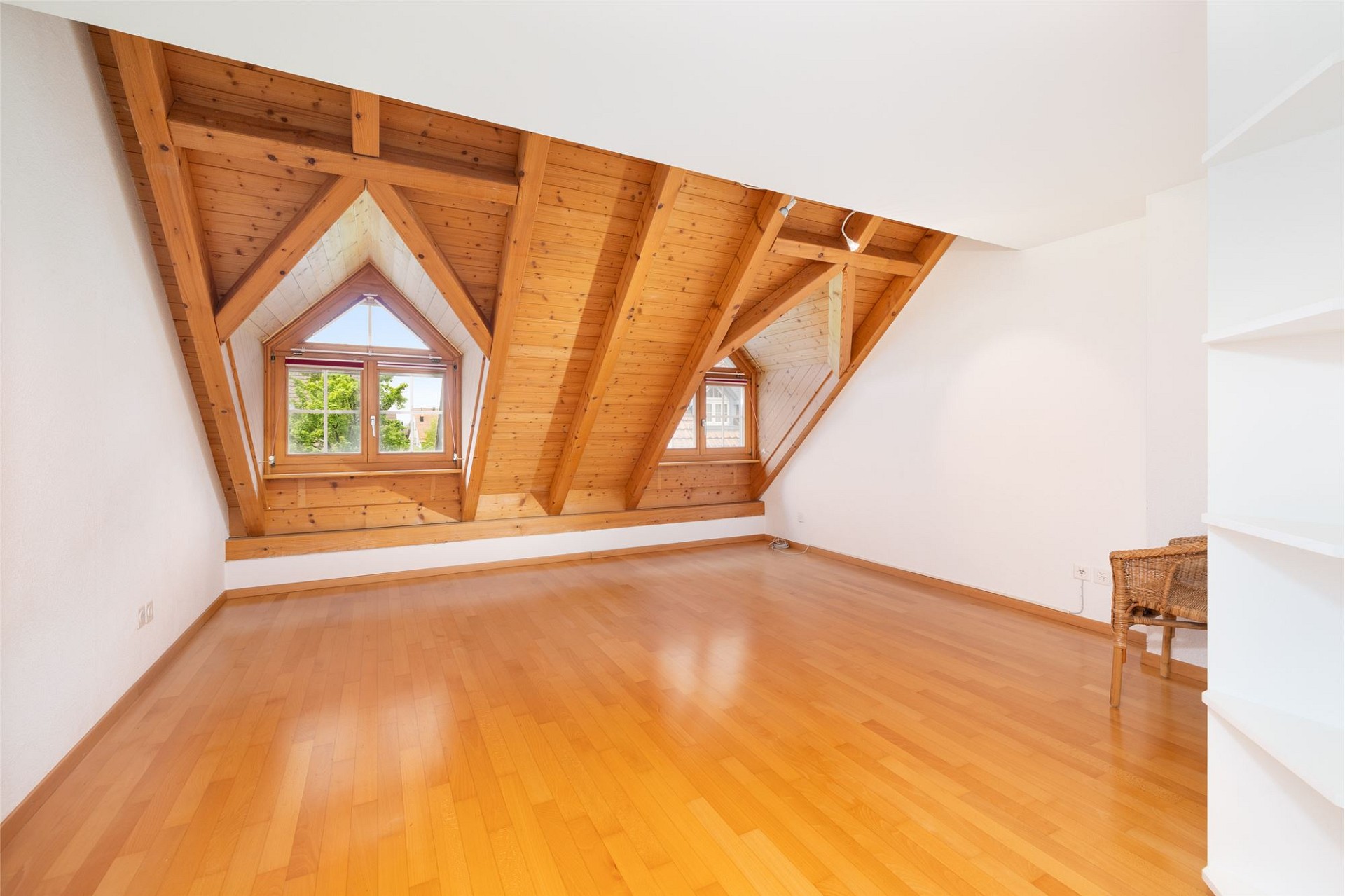 Dachgeschosszimmer mit Holzbalken