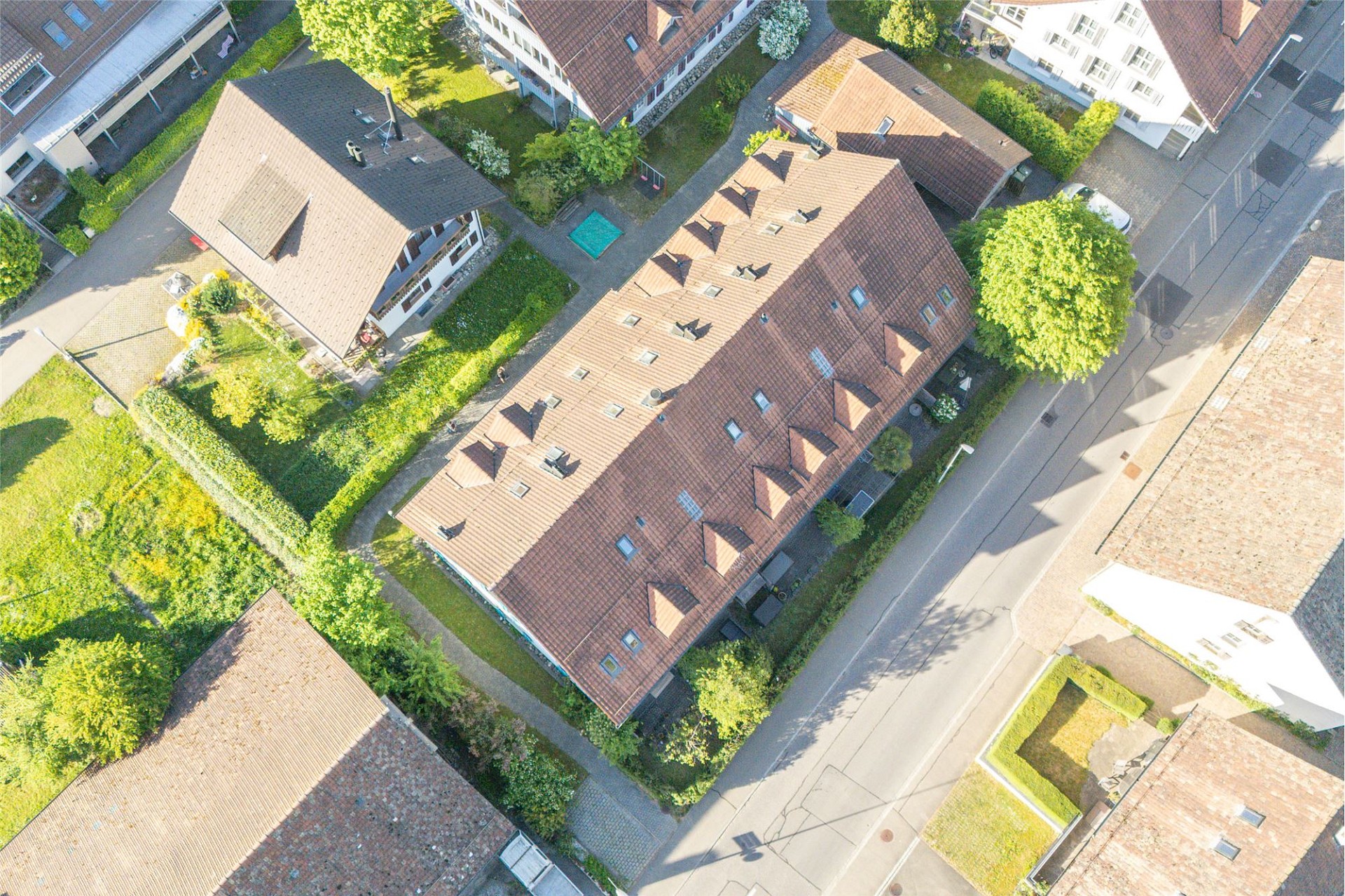 Luftaufnahme eines Wohnhauses mit Satteldach